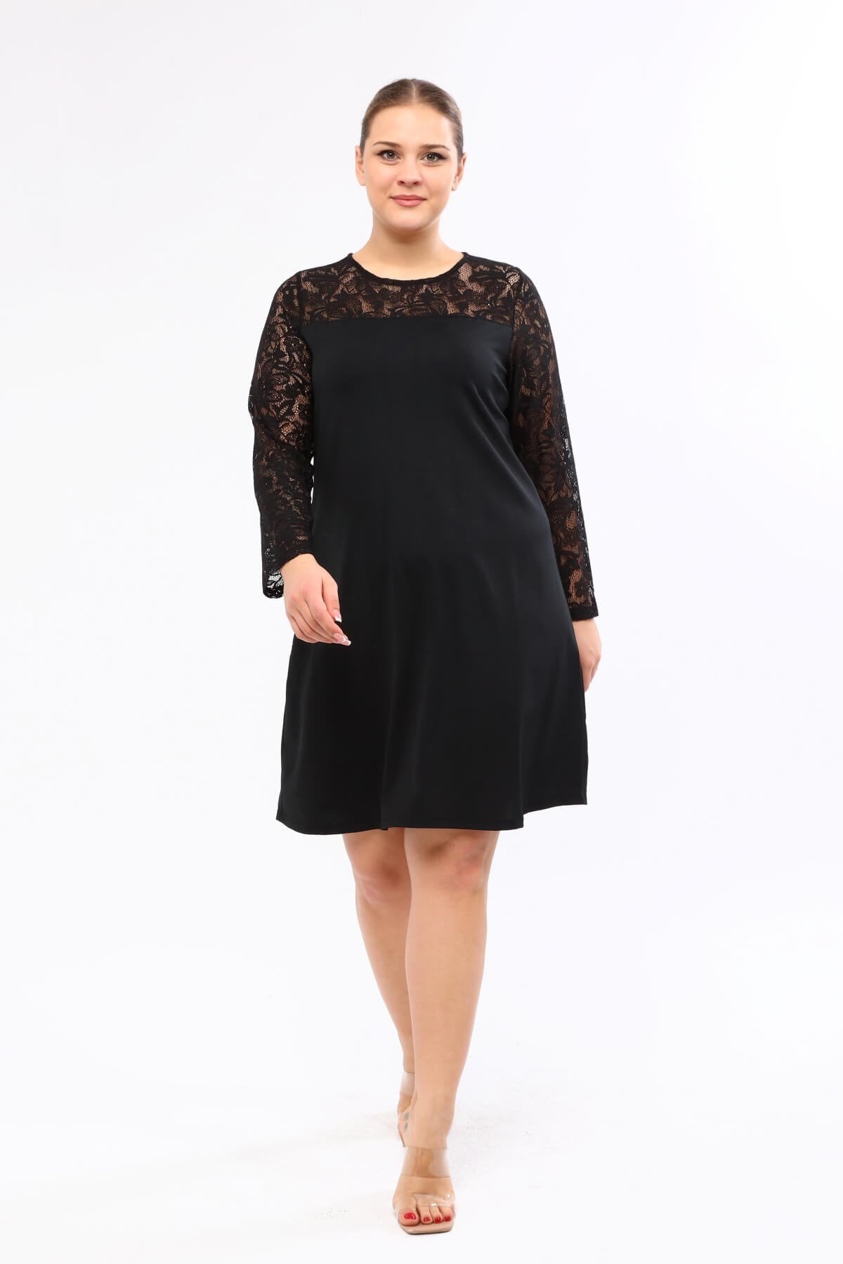 Omuzu ve Kolları Dantelli Elbise