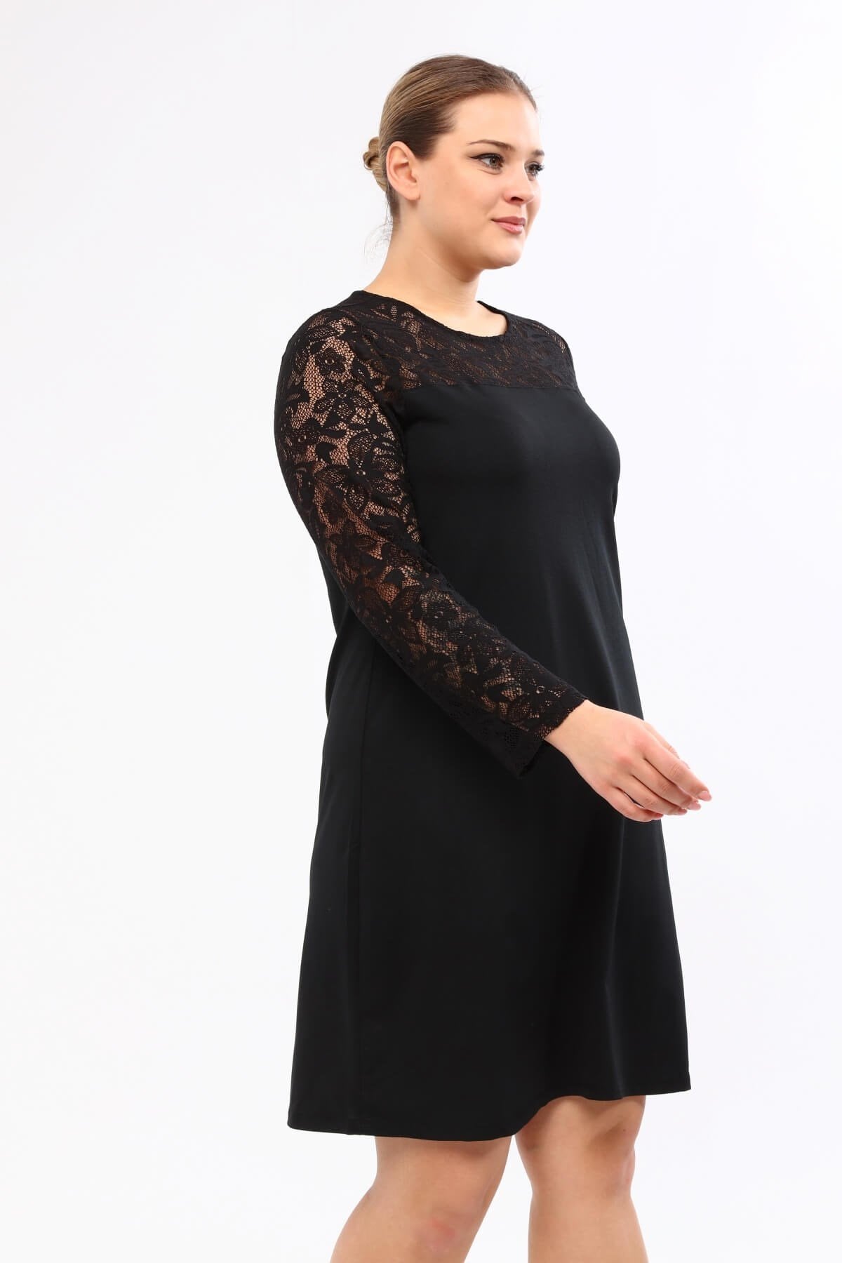 Omuzu ve Kolları Dantelli Elbise