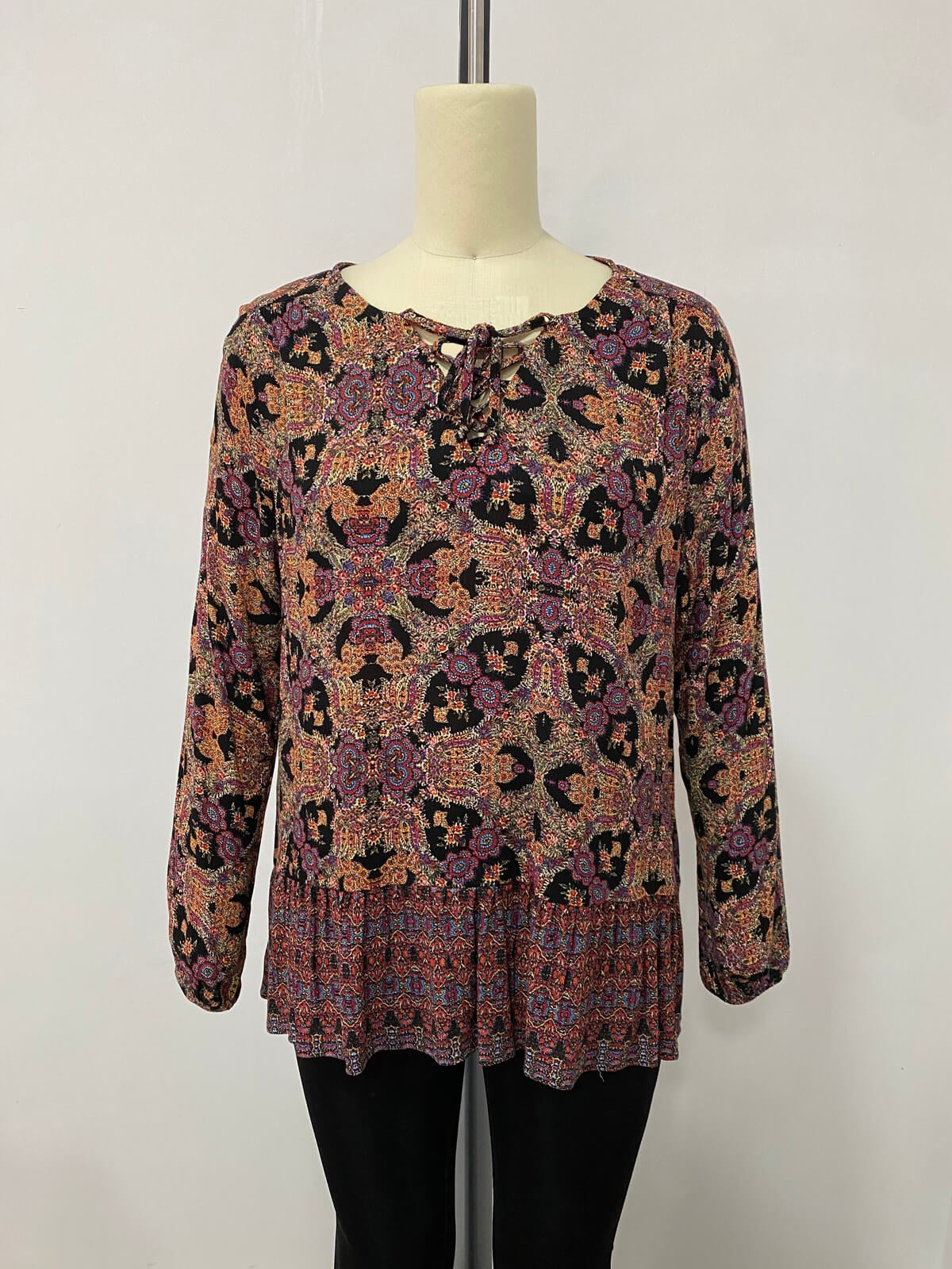 Önü Bağcıklı Eteği Fırfırlı Bluz