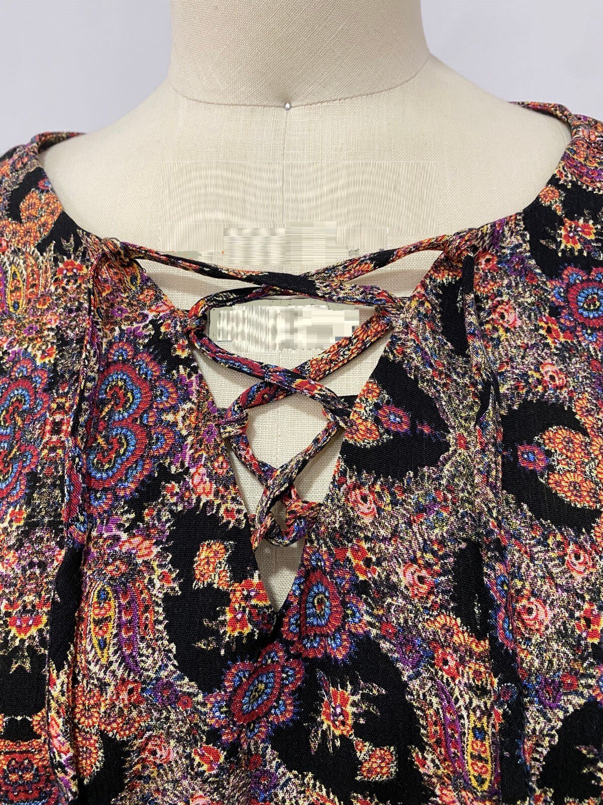 Önü Bağcıklı Eteği Fırfırlı Bluz