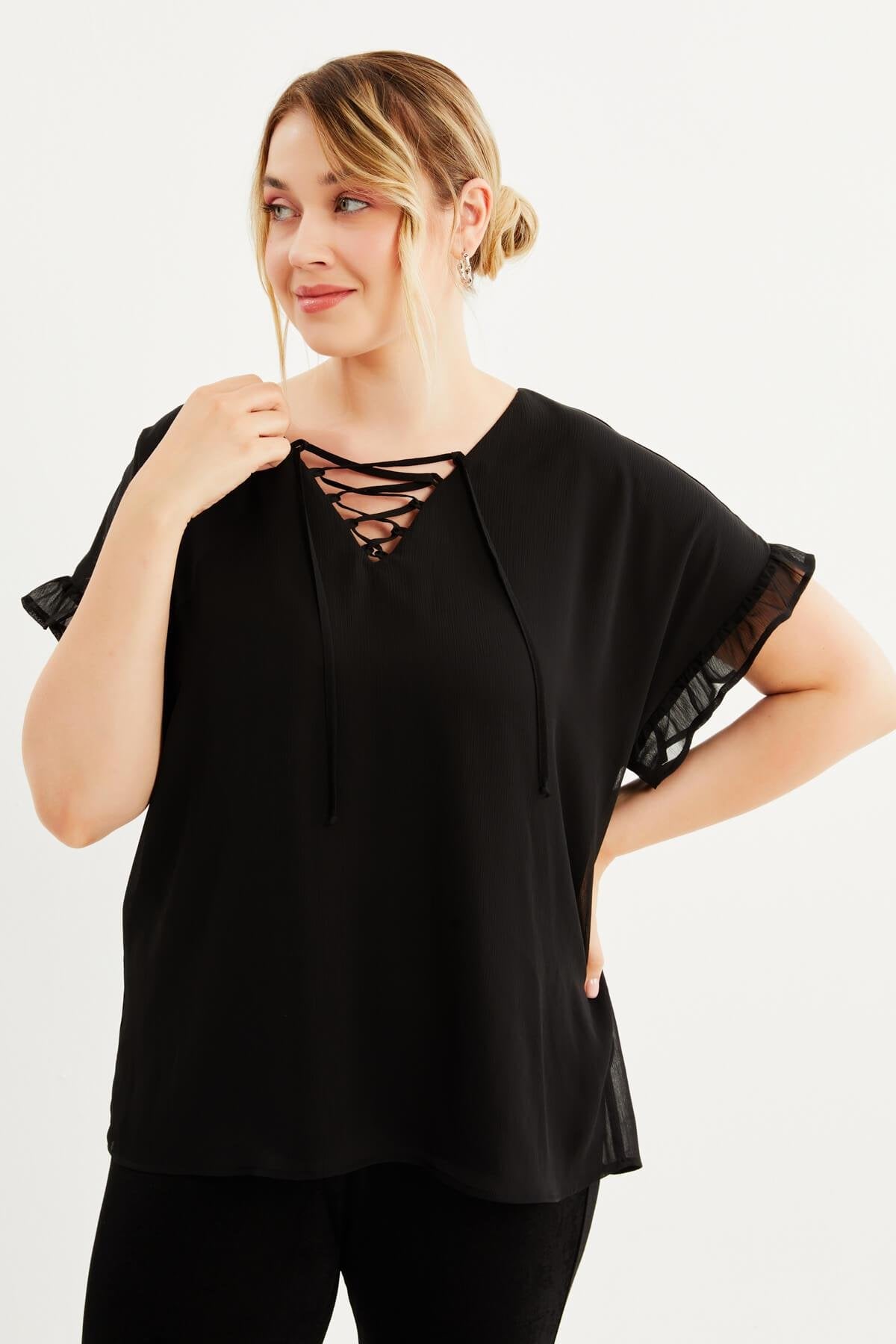 Önü Bağcıklı Fırfır Detaylı Şifon Bluz