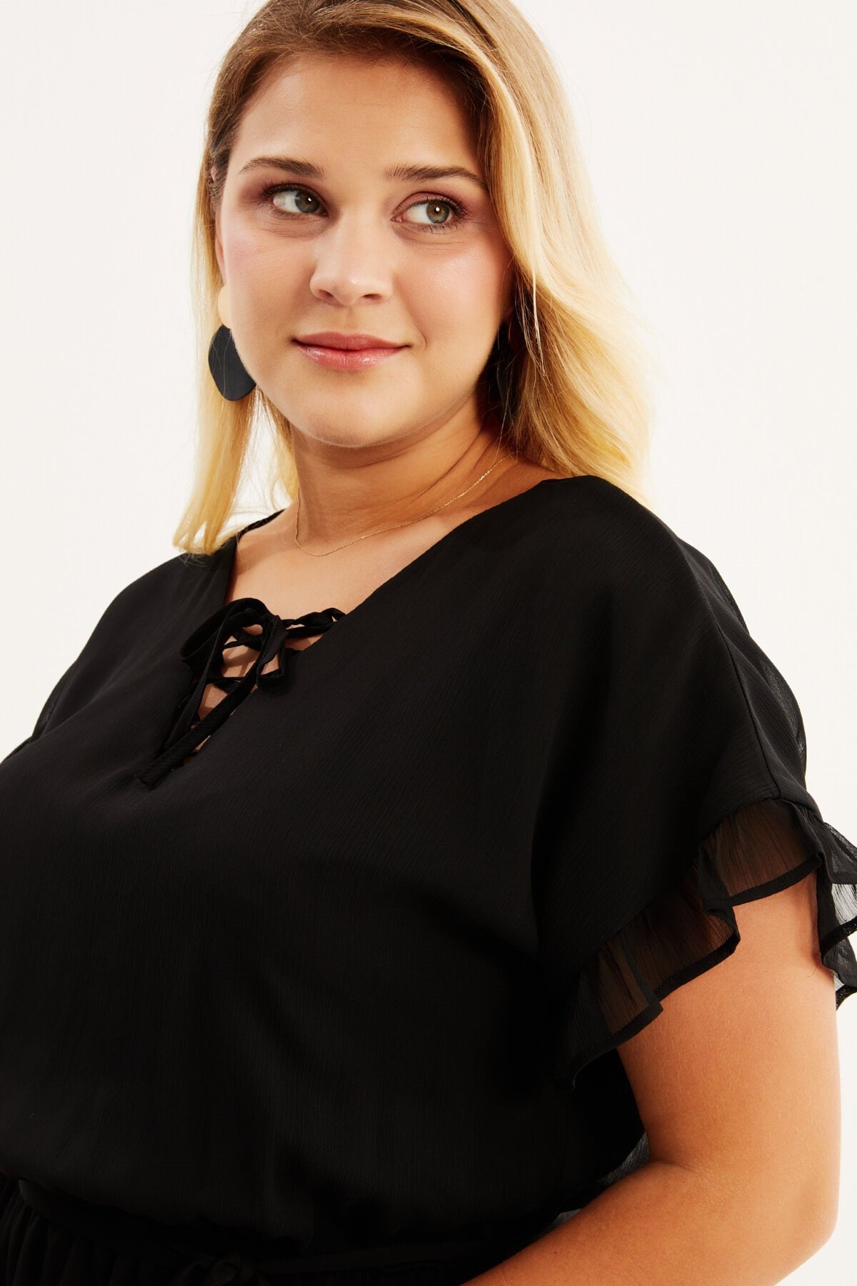 Önü Bağcıklı Fırfır Detaylı Şifon Elbise