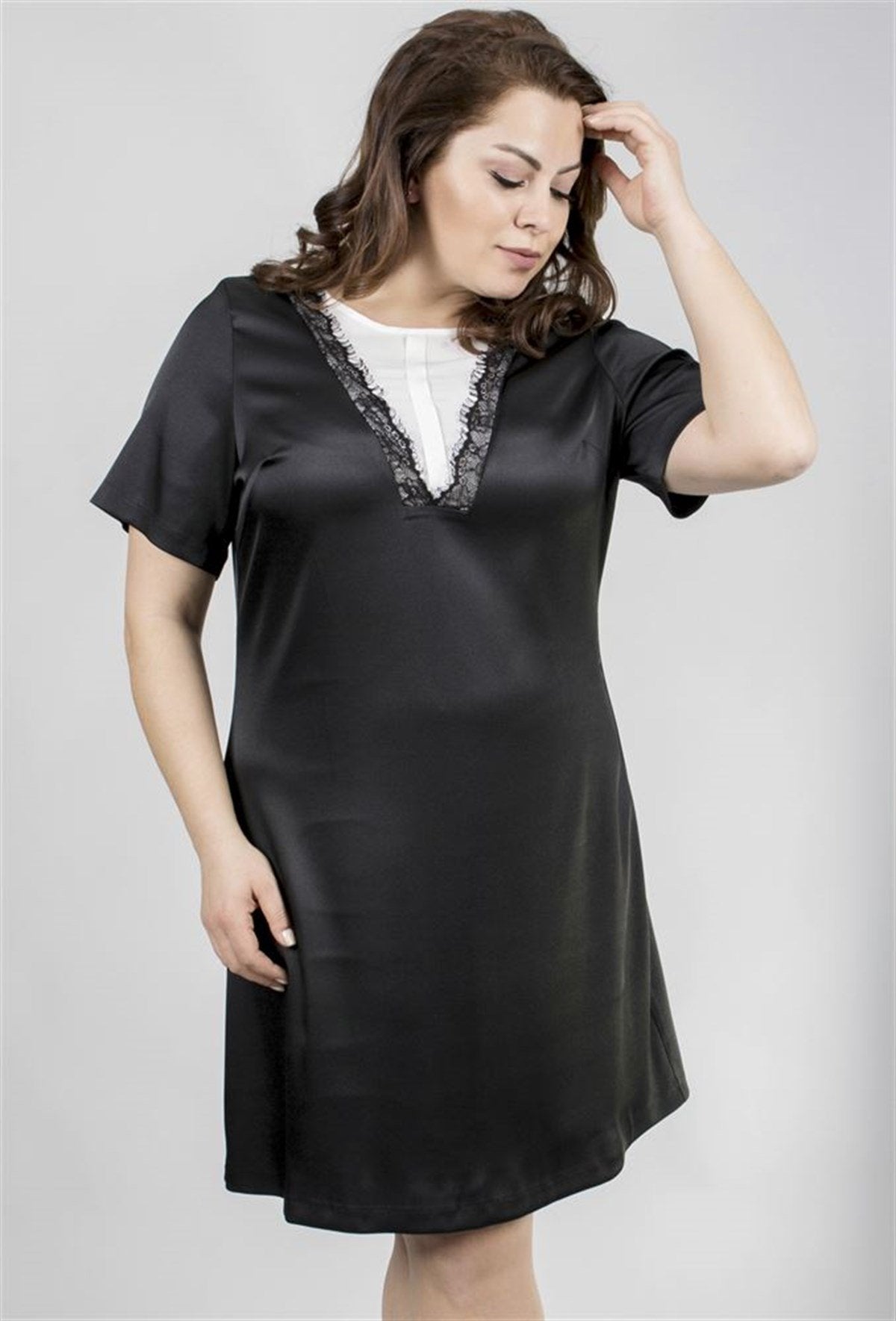 Önü Dantel Detaylı Kısa Kollu Saten Elbise