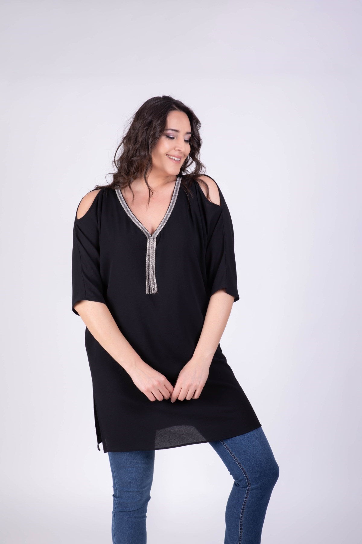 Önü Zincirli Omuzları Açık Yırtmaçlı Tunik