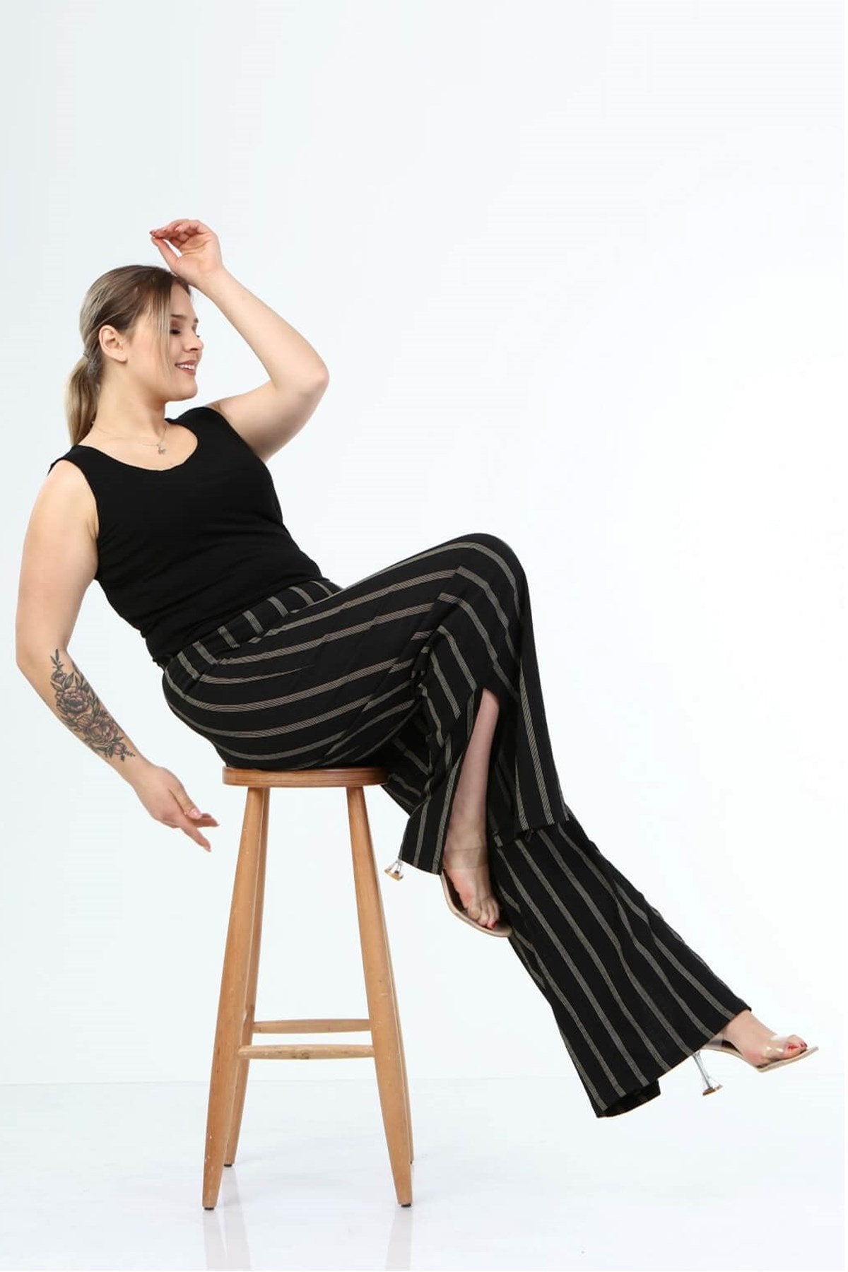 Paçası Yırtmaçlı Beli Lastikli Pantolon