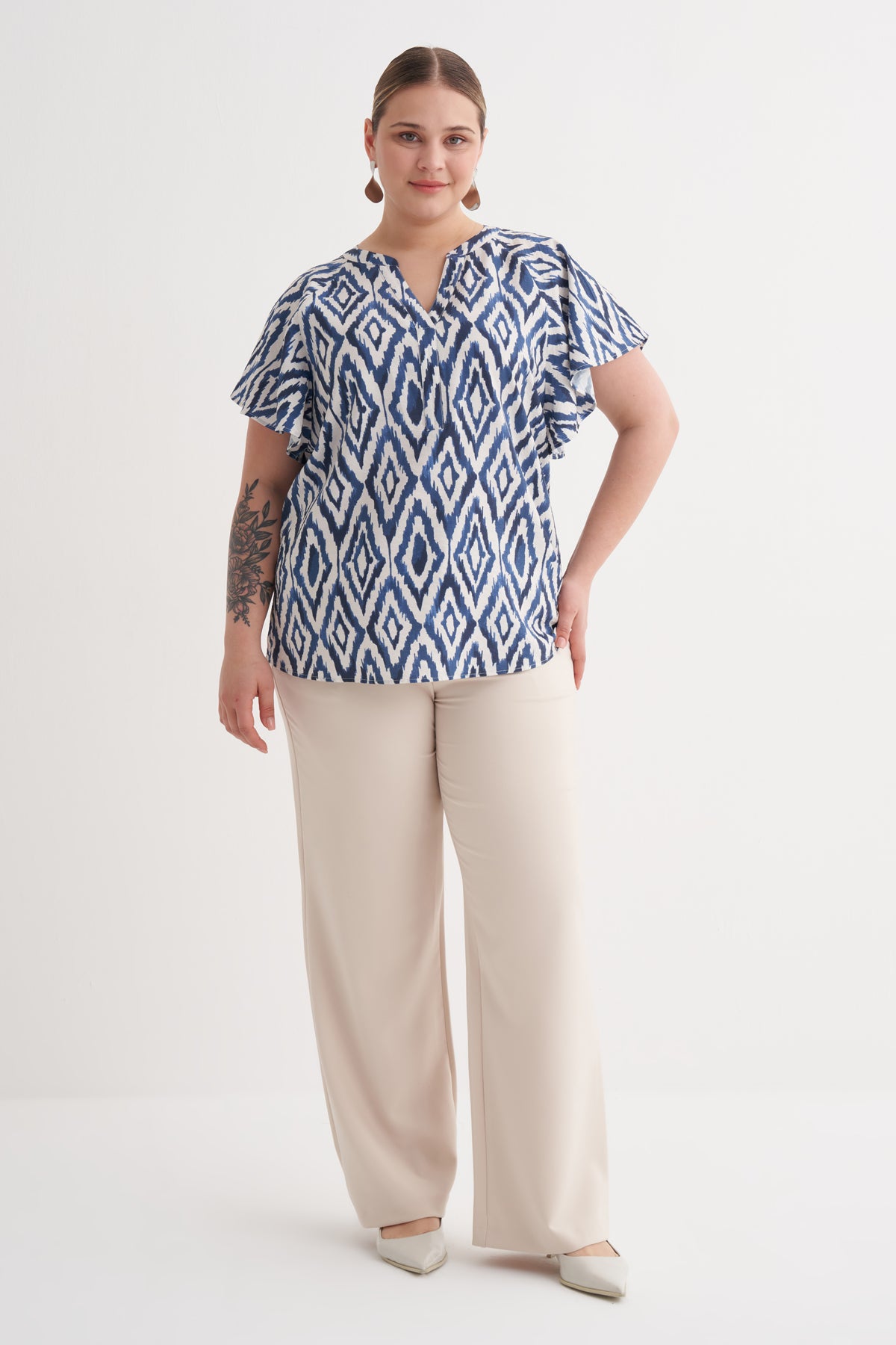 Pelerin Kol Desenli Tişört