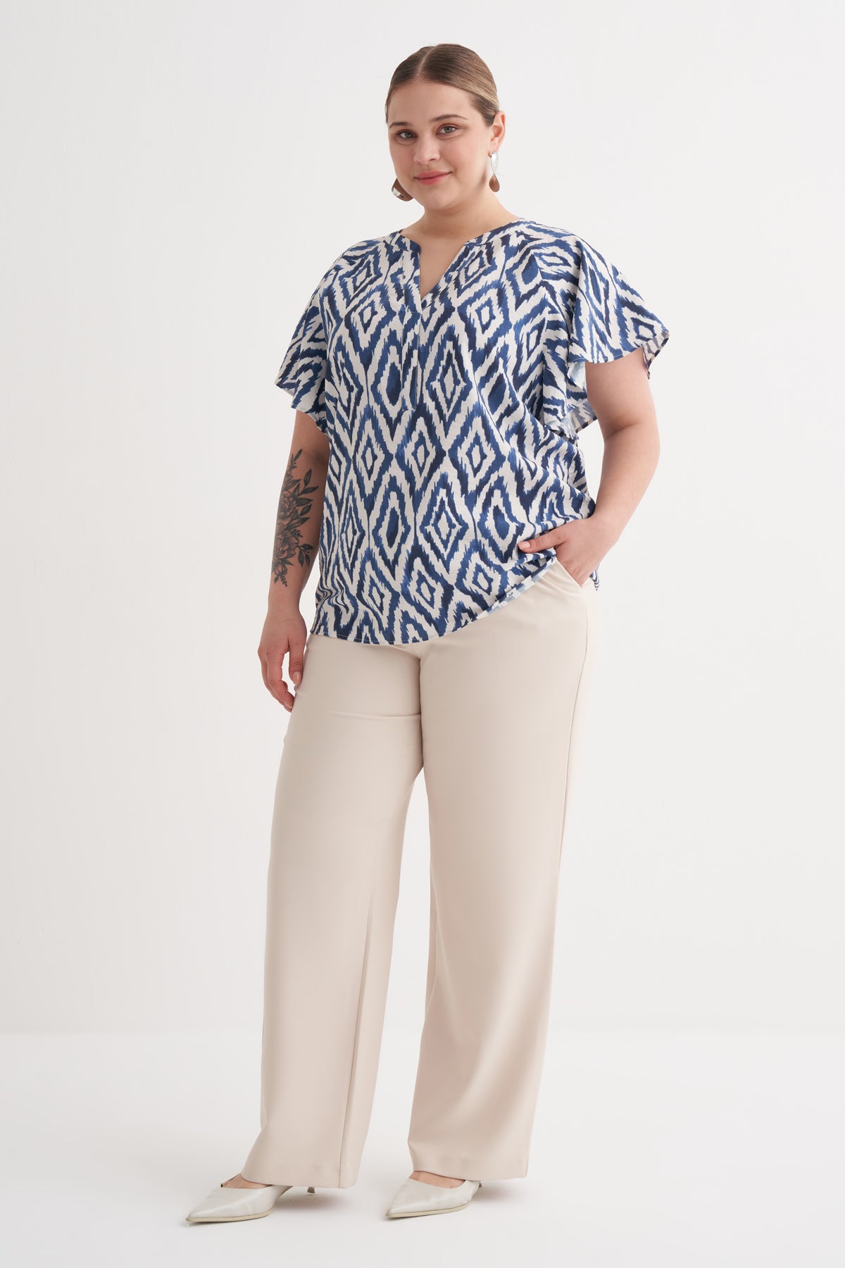 Pelerin Kol Desenli Tişört