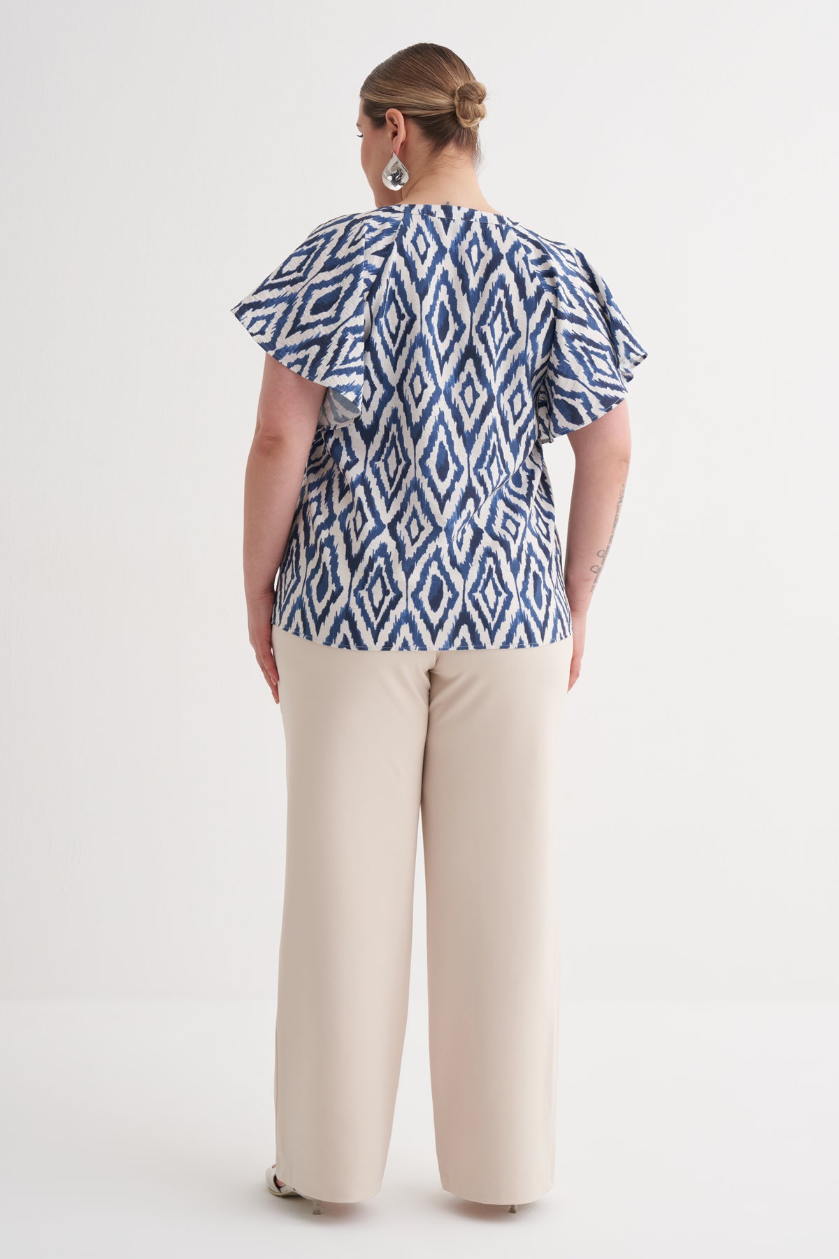 Pelerin Kol Desenli Tişört