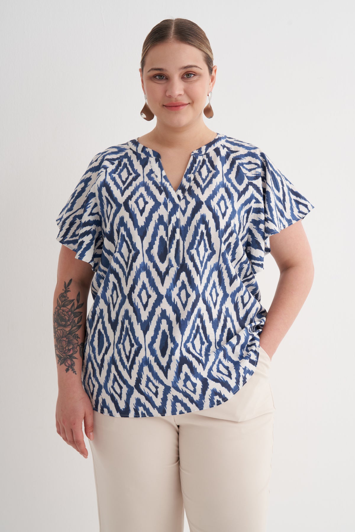 Pelerin Kol Desenli Tişört