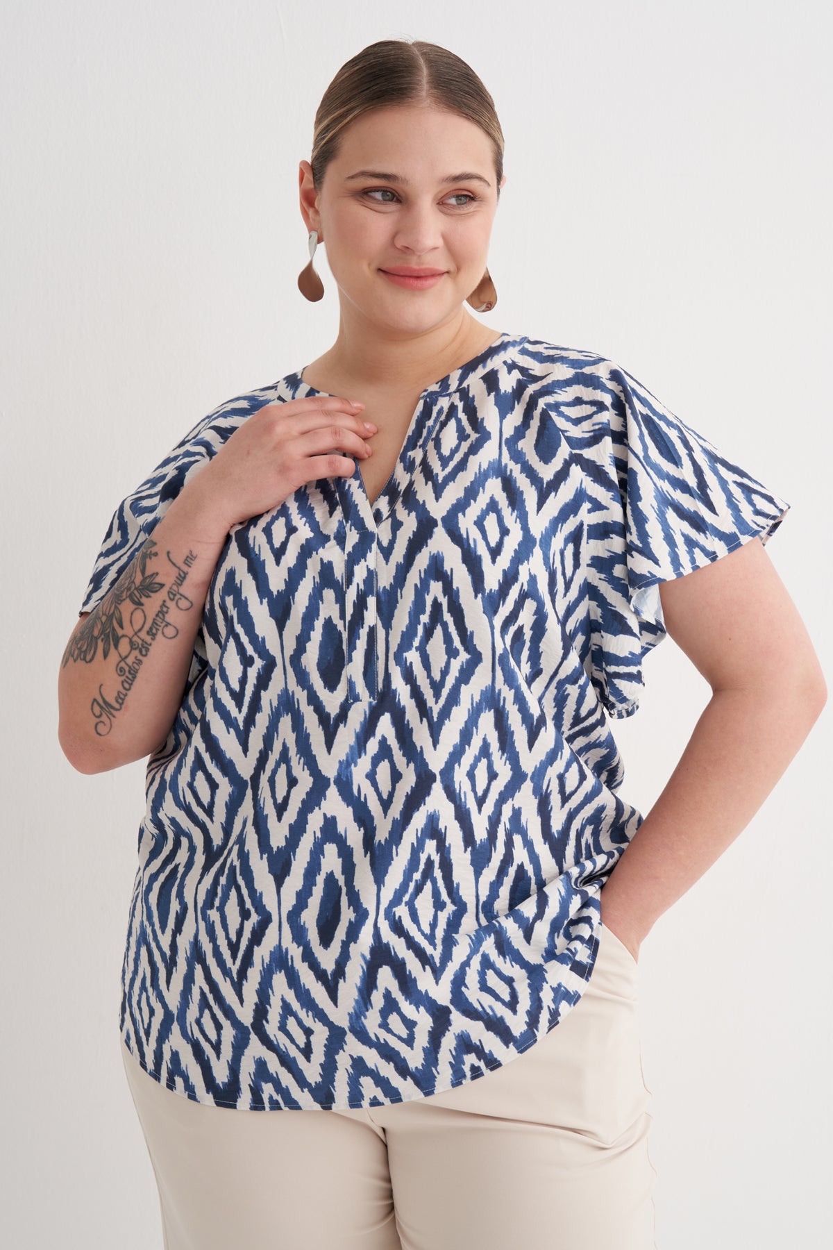 Pelerin Kol Desenli Tişört