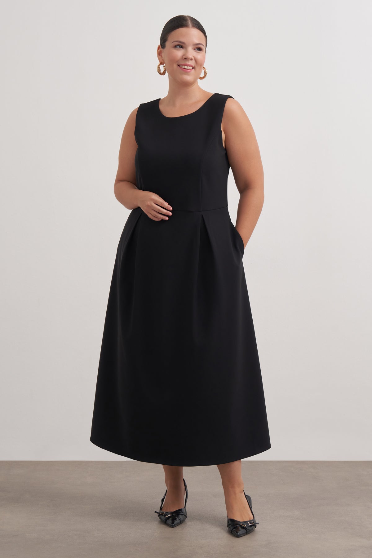 Pileli Kolsuz Cepli Uzun Elbise