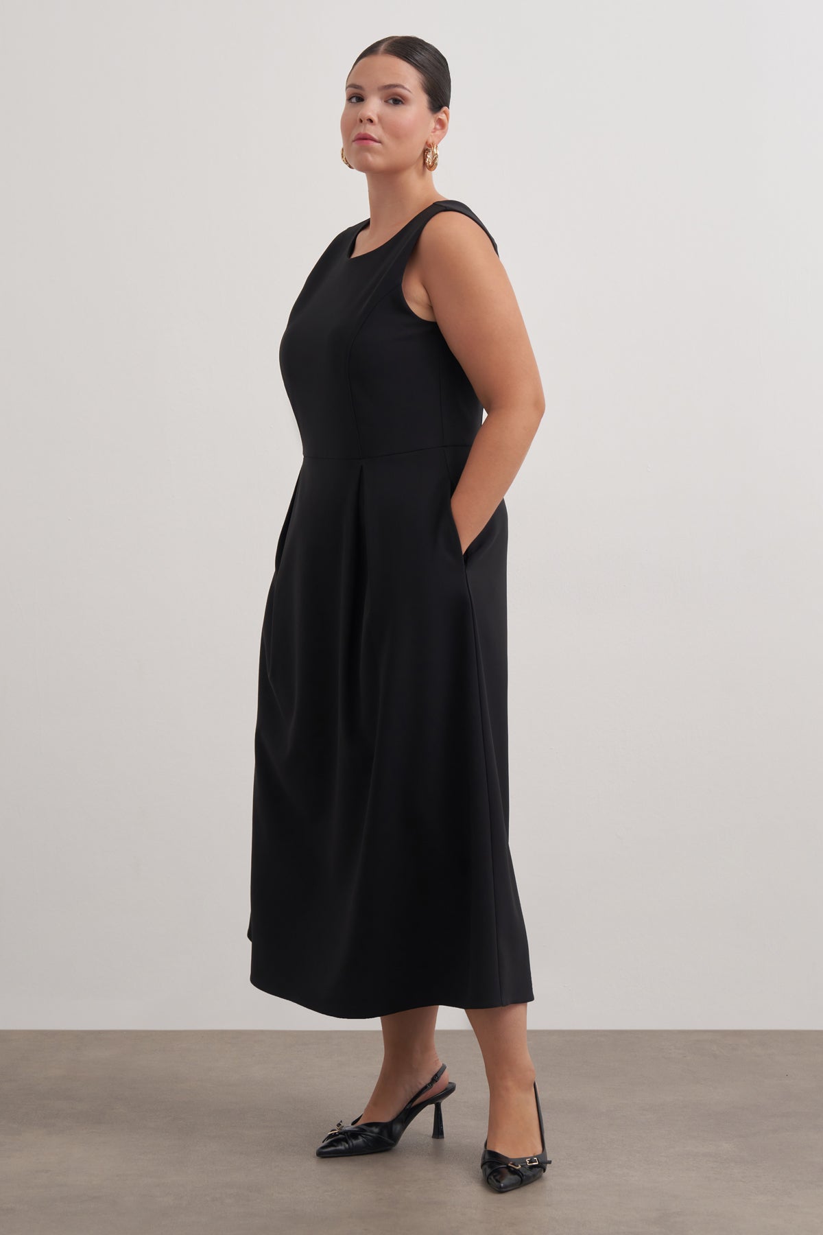 Pileli Kolsuz Cepli Uzun Elbise