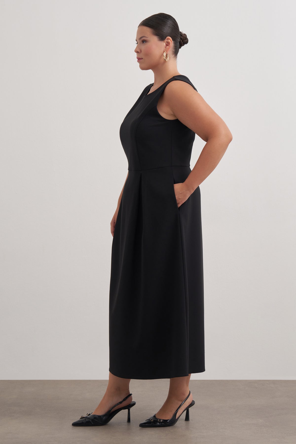 Pileli Kolsuz Cepli Uzun Elbise