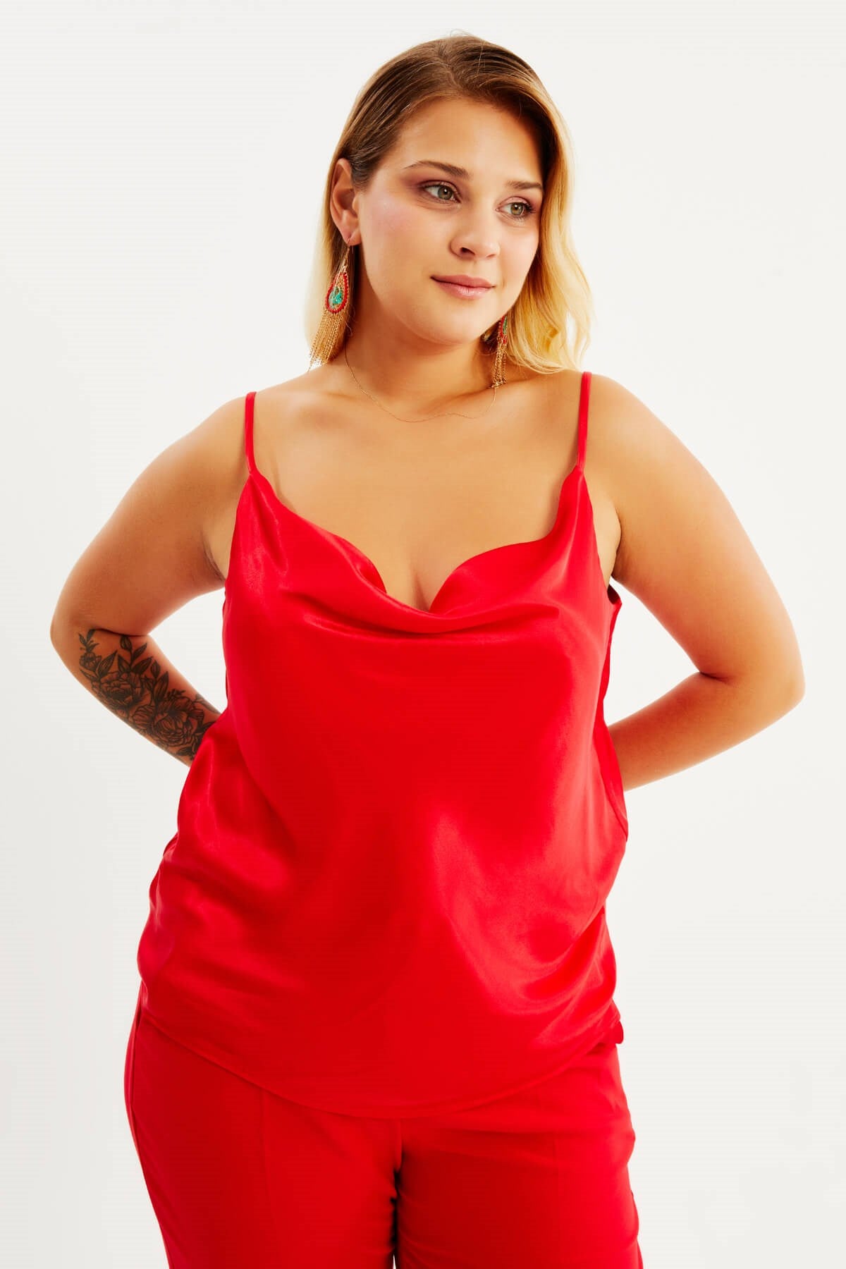 Saten Degaje Yaka İp Askılı Bluz