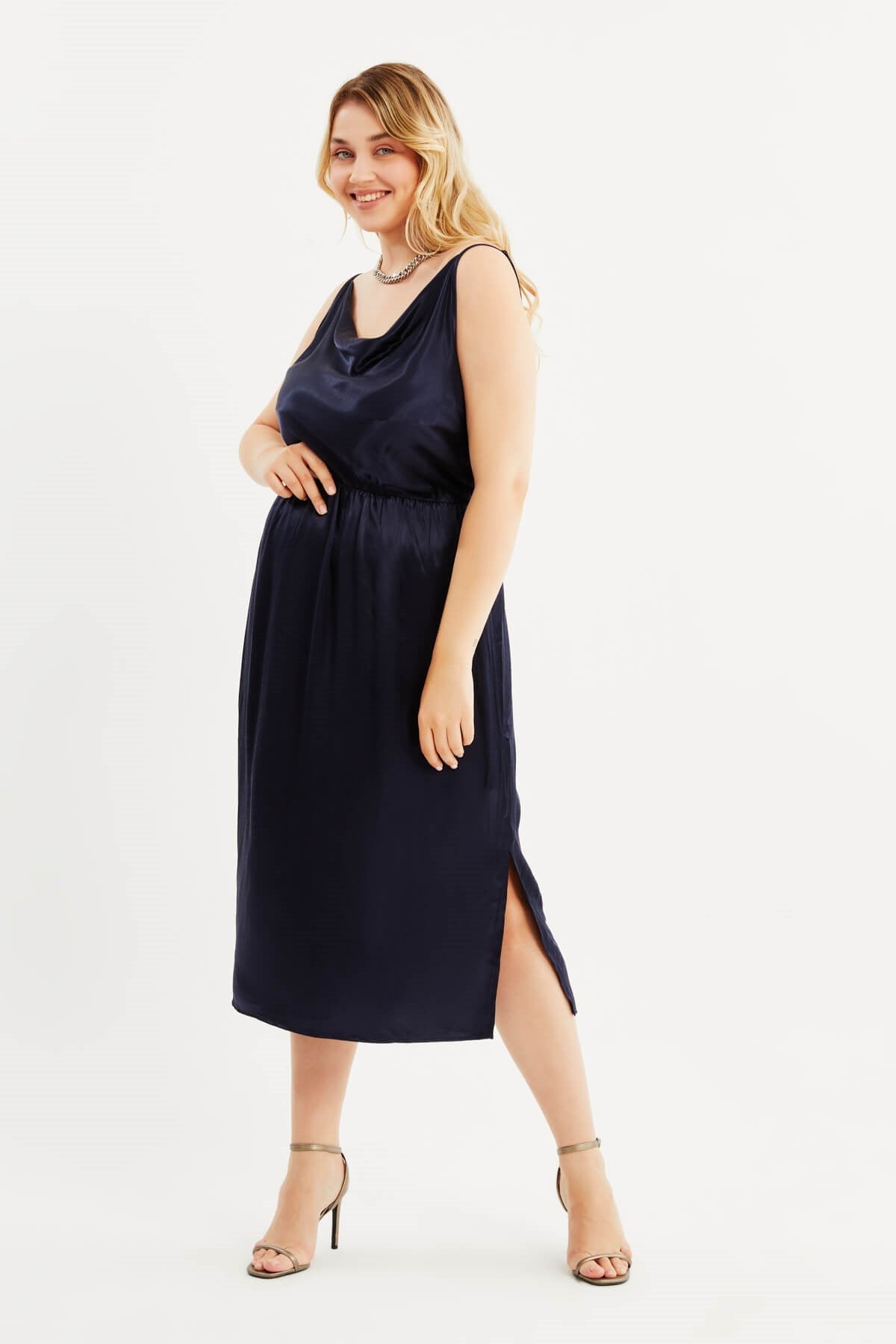 Saten Degaje Yaka Yırtmaçlı Elbise