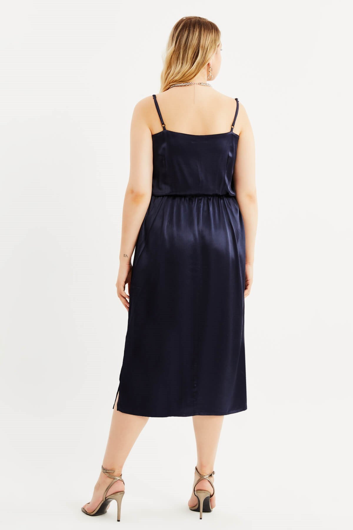 Saten Degaje Yaka Yırtmaçlı Elbise