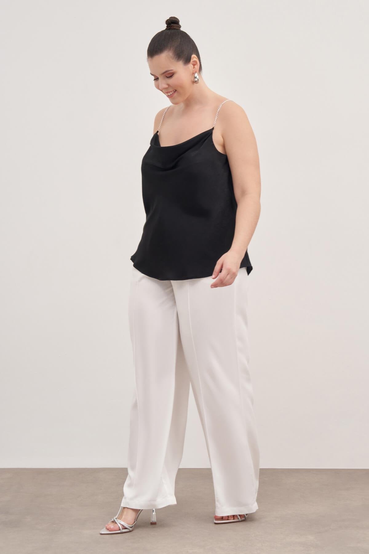 Saten Zincirli Degaje Yaka Bluz