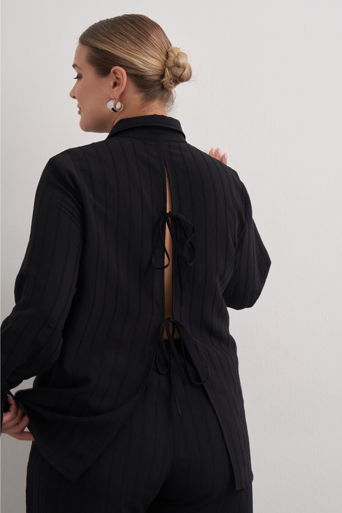 Sırtı Fiyonklu Çizgili Gömlek