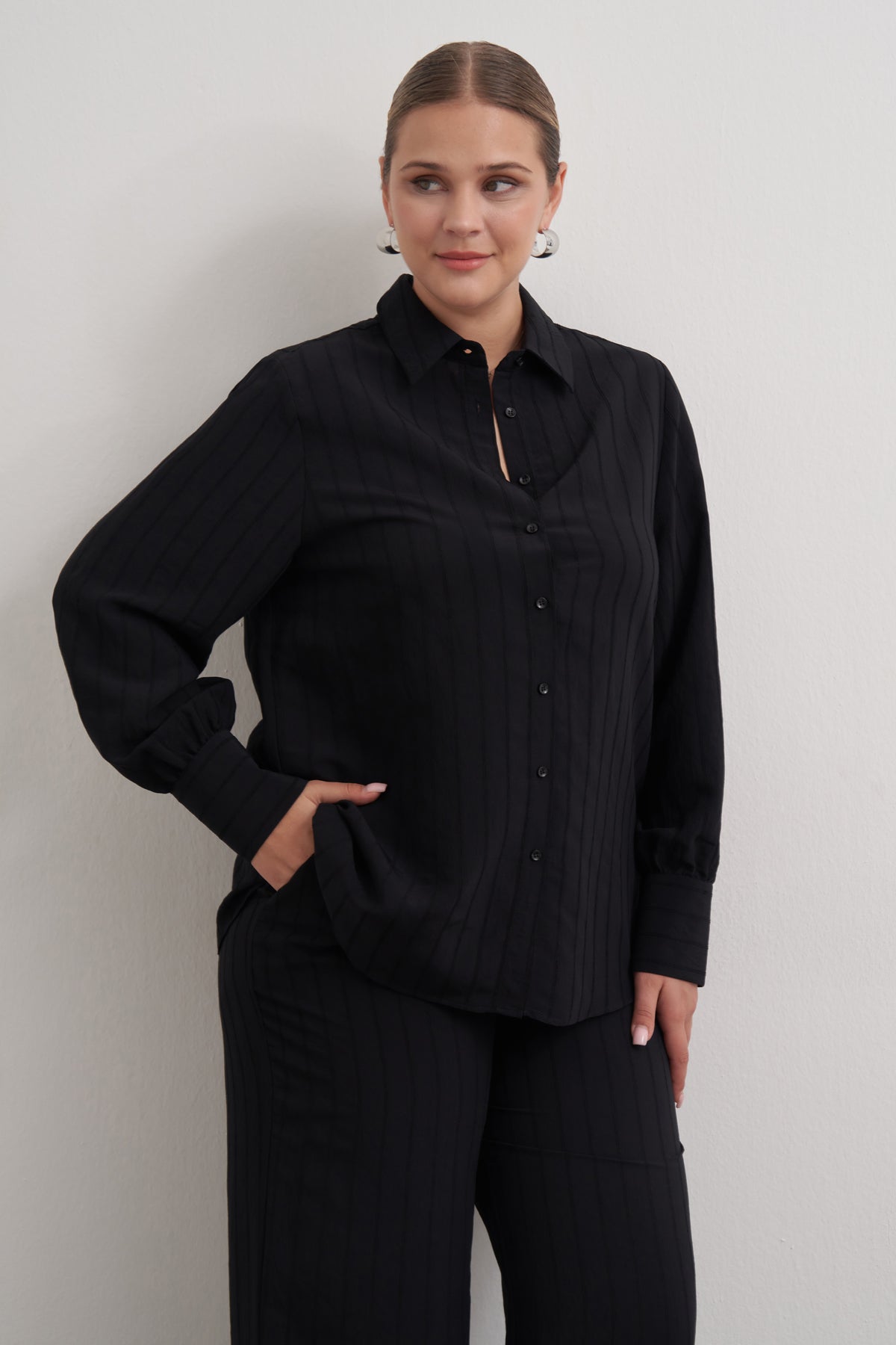 Sırtı Fiyonklu Çizgili Gömlek