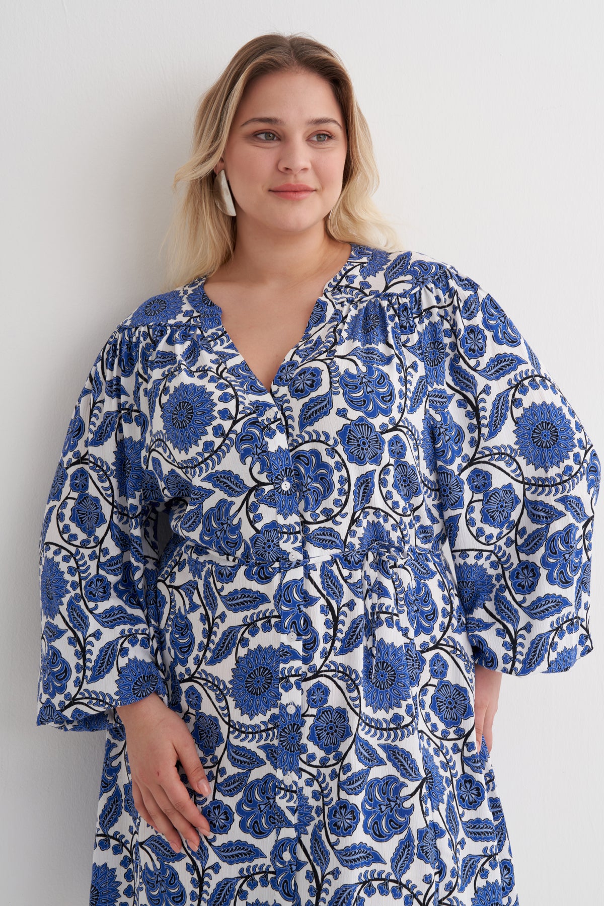 V Yaka Beli Kuşaklı Desenli Elbise