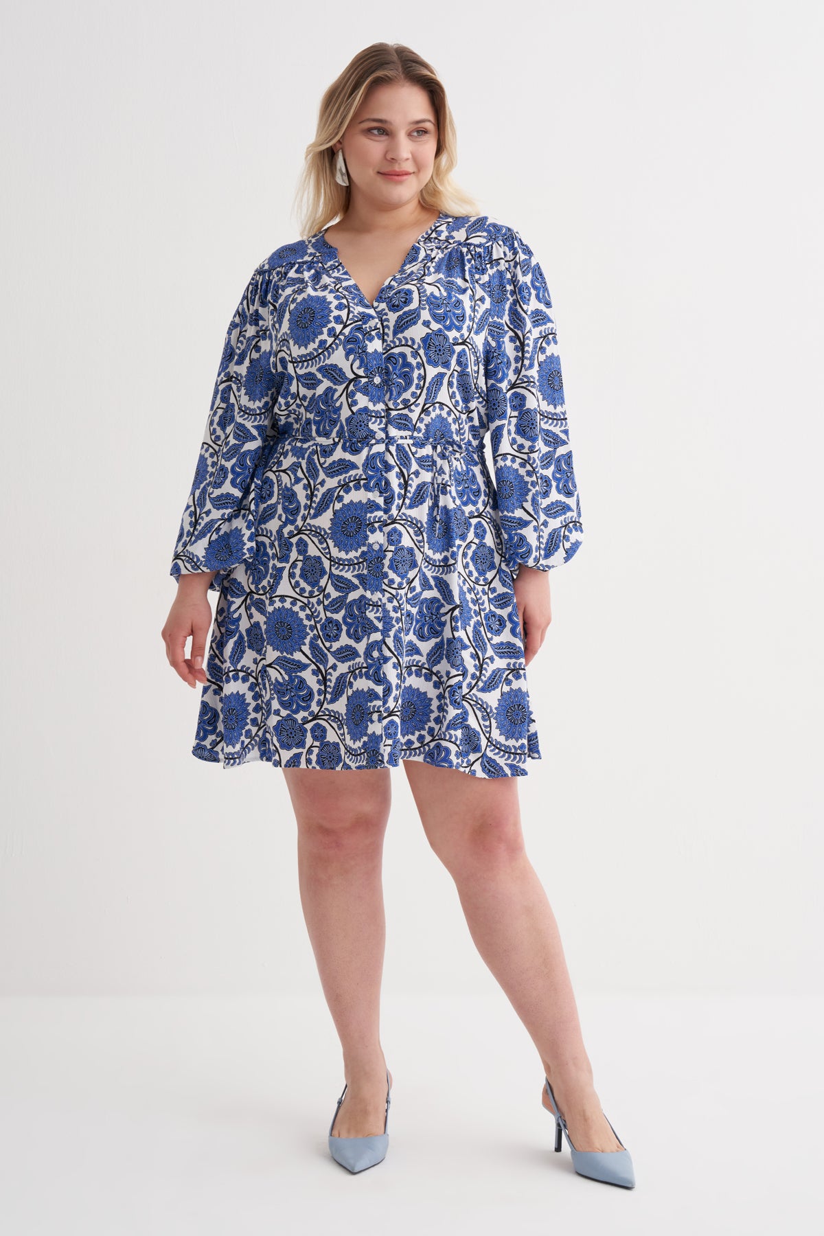 V Yaka Beli Kuşaklı Desenli Elbise