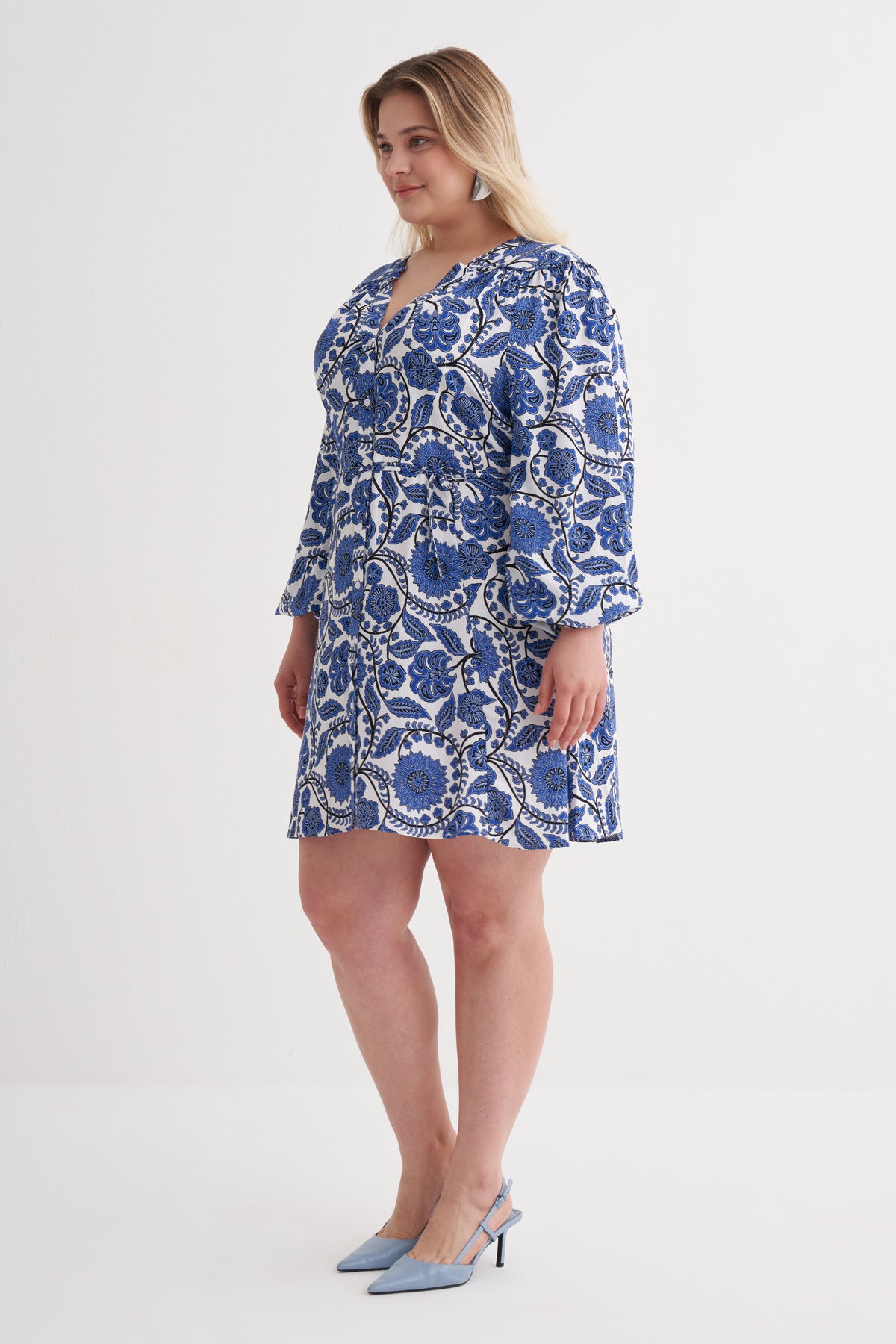 V Yaka Beli Kuşaklı Desenli Elbise