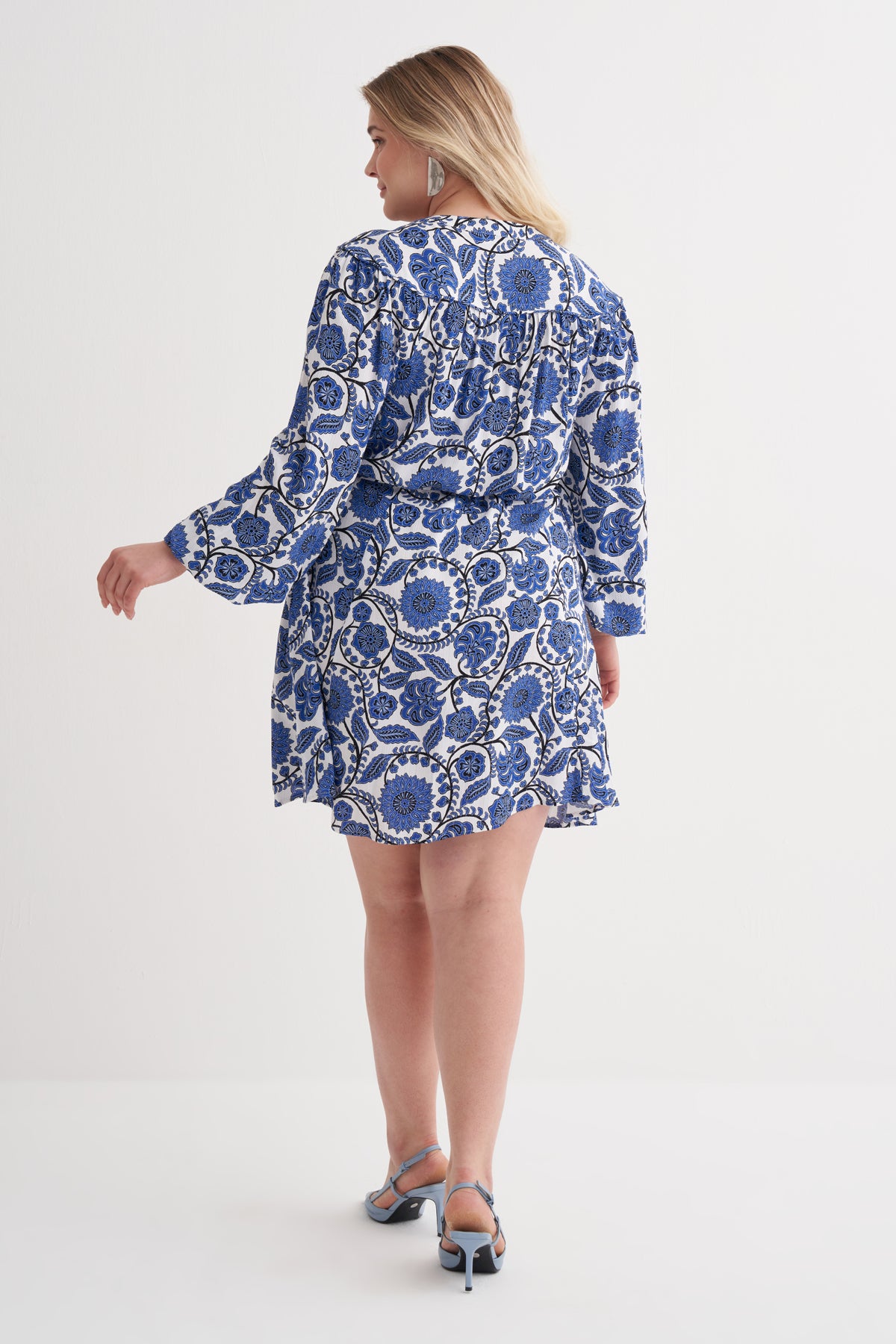 V Yaka Beli Kuşaklı Desenli Elbise