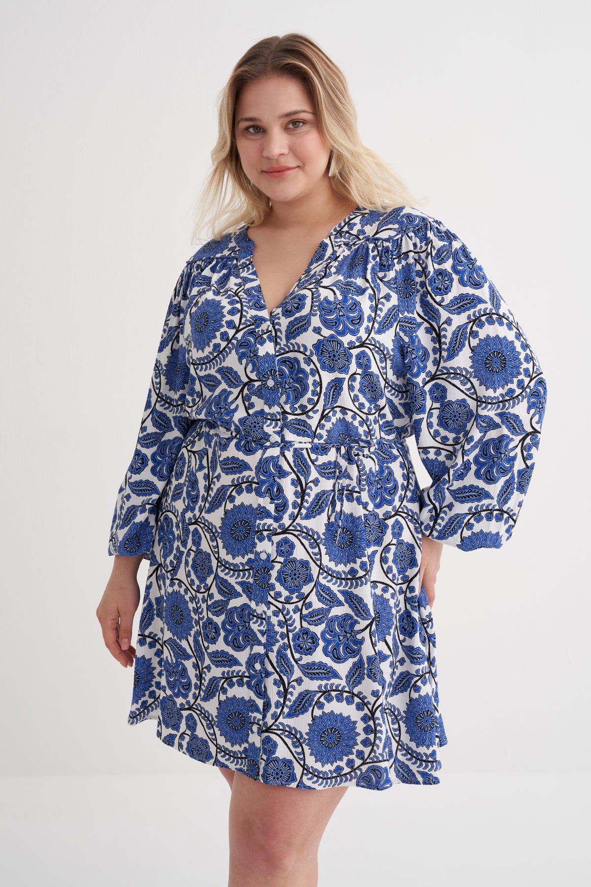 V Yaka Beli Kuşaklı Desenli Elbise