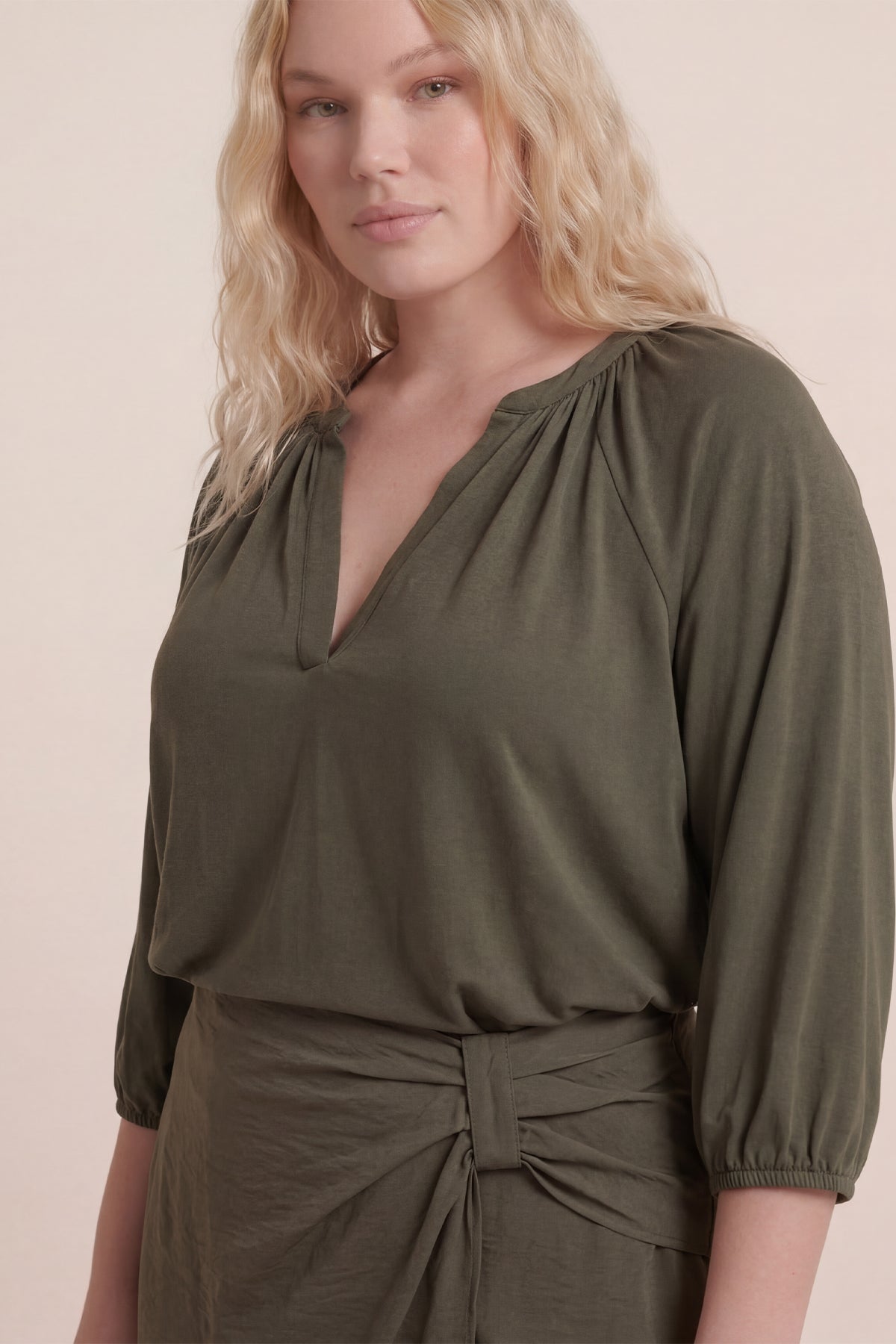 V Yaka Büzgü Detaylı Örme Bluz