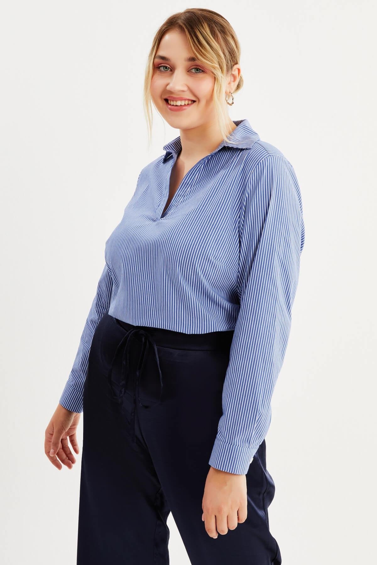 V Yaka Çizgili Gömlek