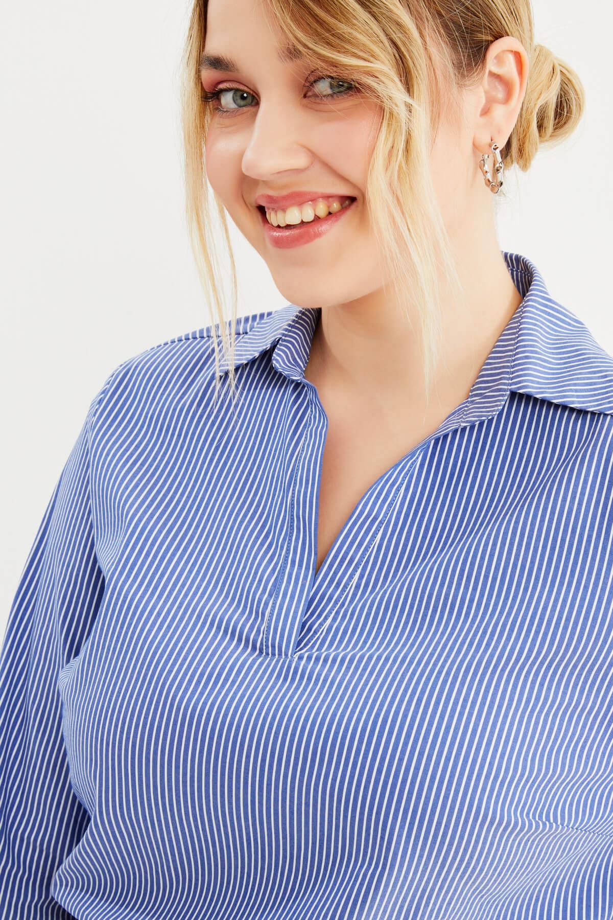 V Yaka Çizgili Gömlek