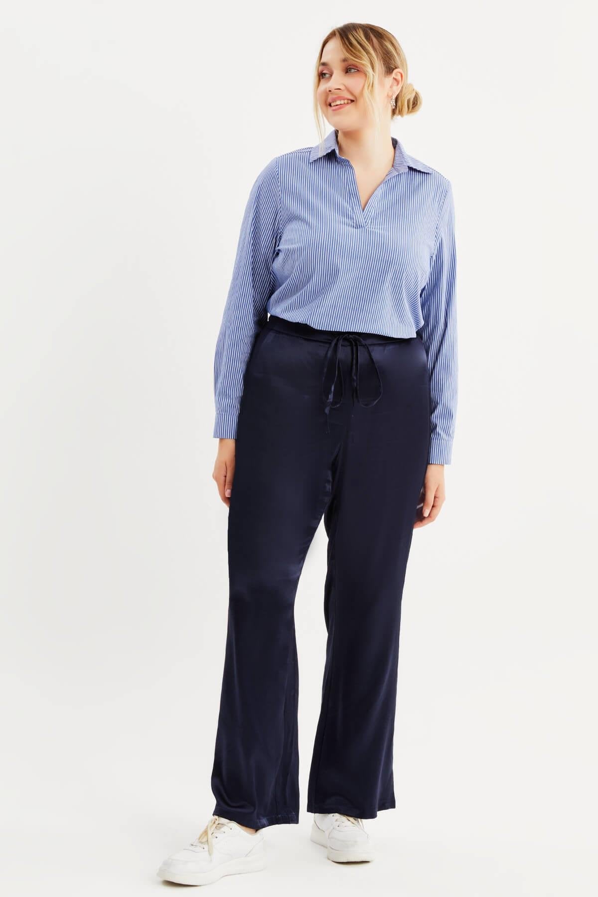 V Yaka Çizgili Gömlek