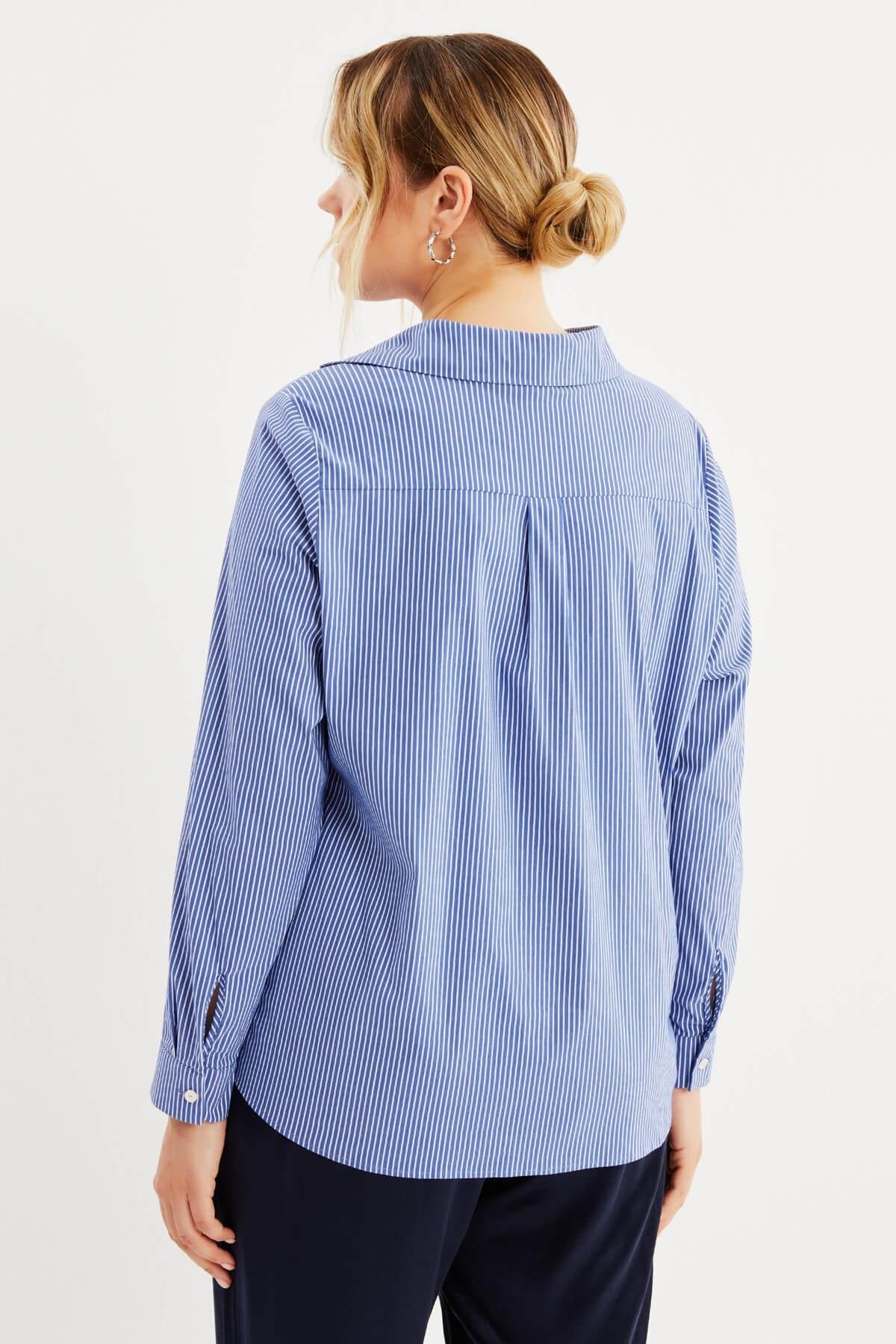 V Yaka Çizgili Gömlek