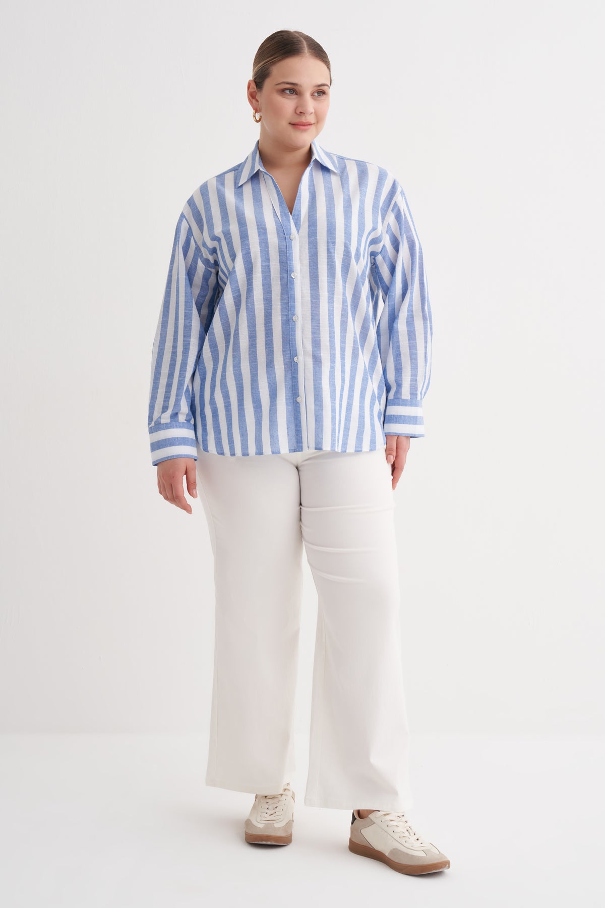 V Yaka Çizgili Gömlek