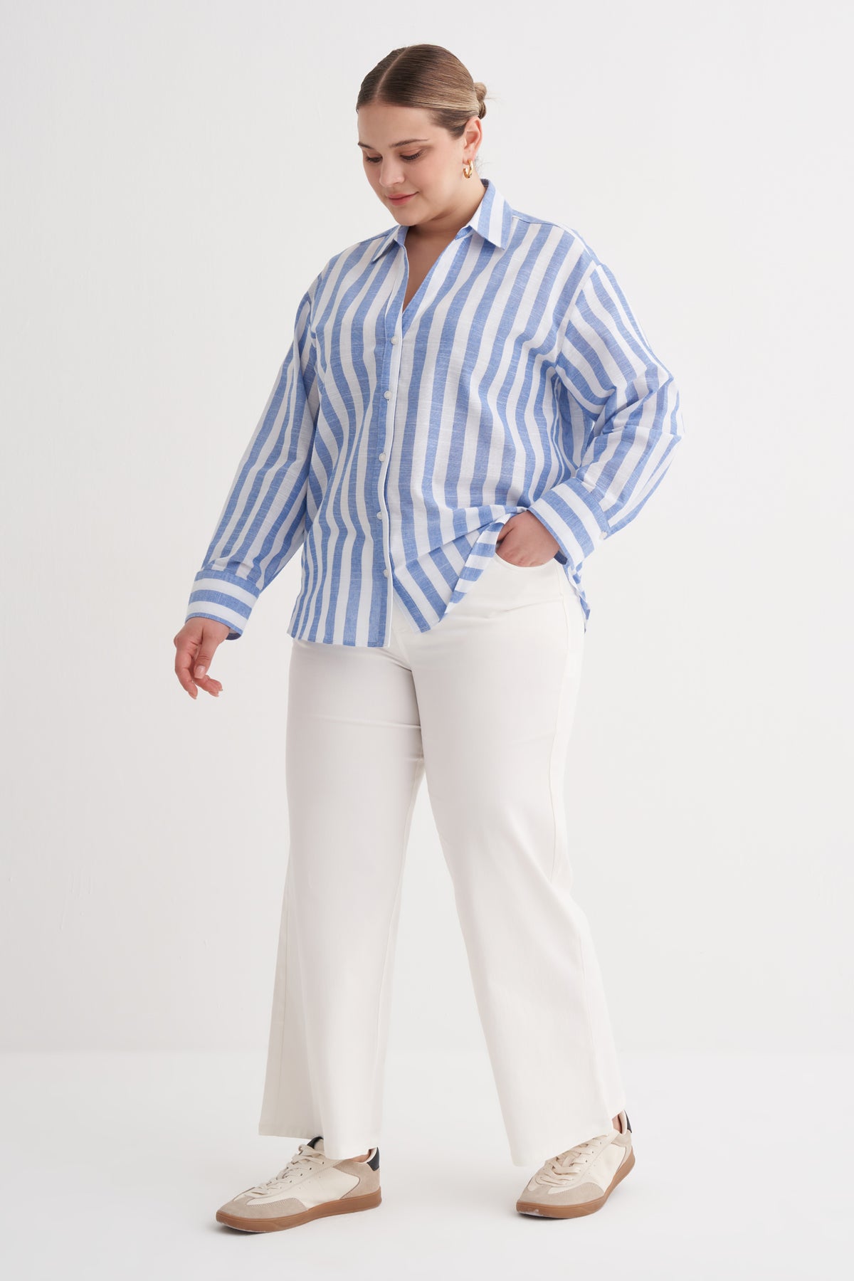 V Yaka Çizgili Gömlek