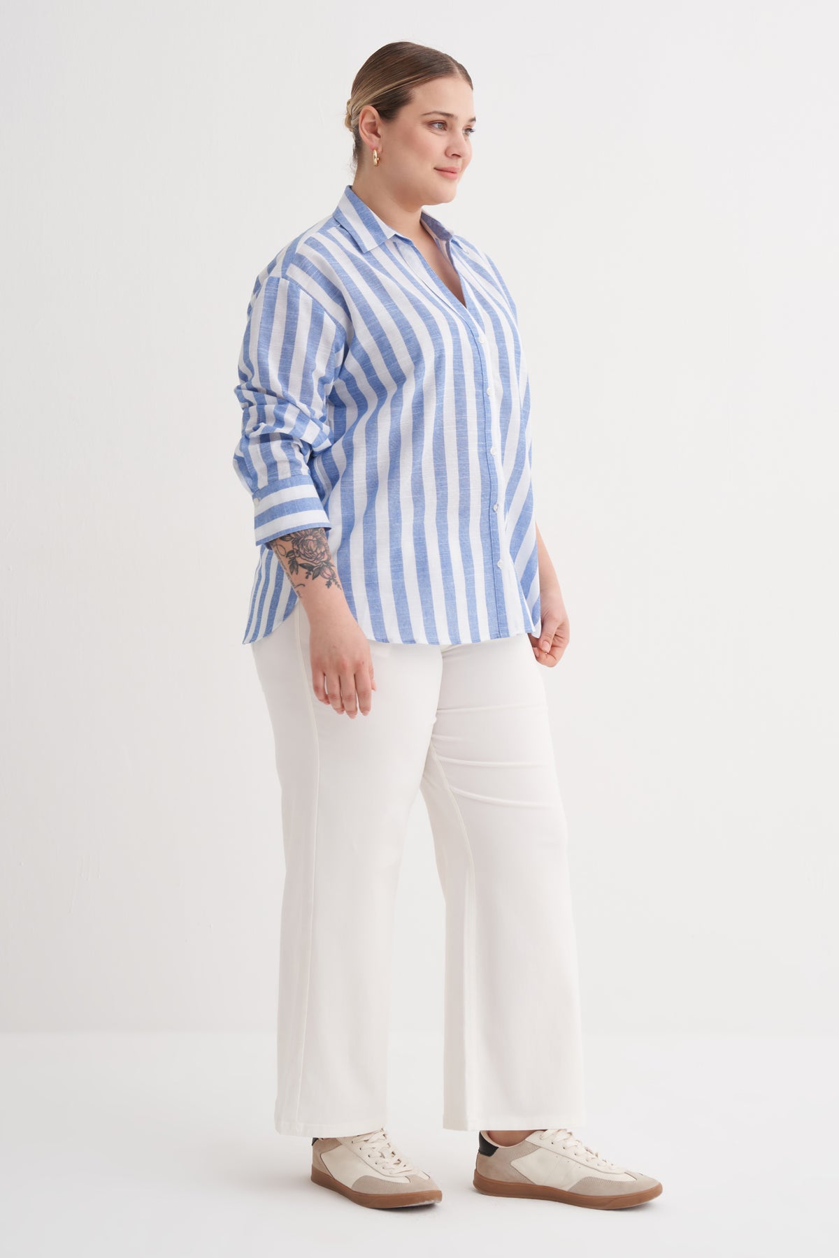V Yaka Çizgili Gömlek