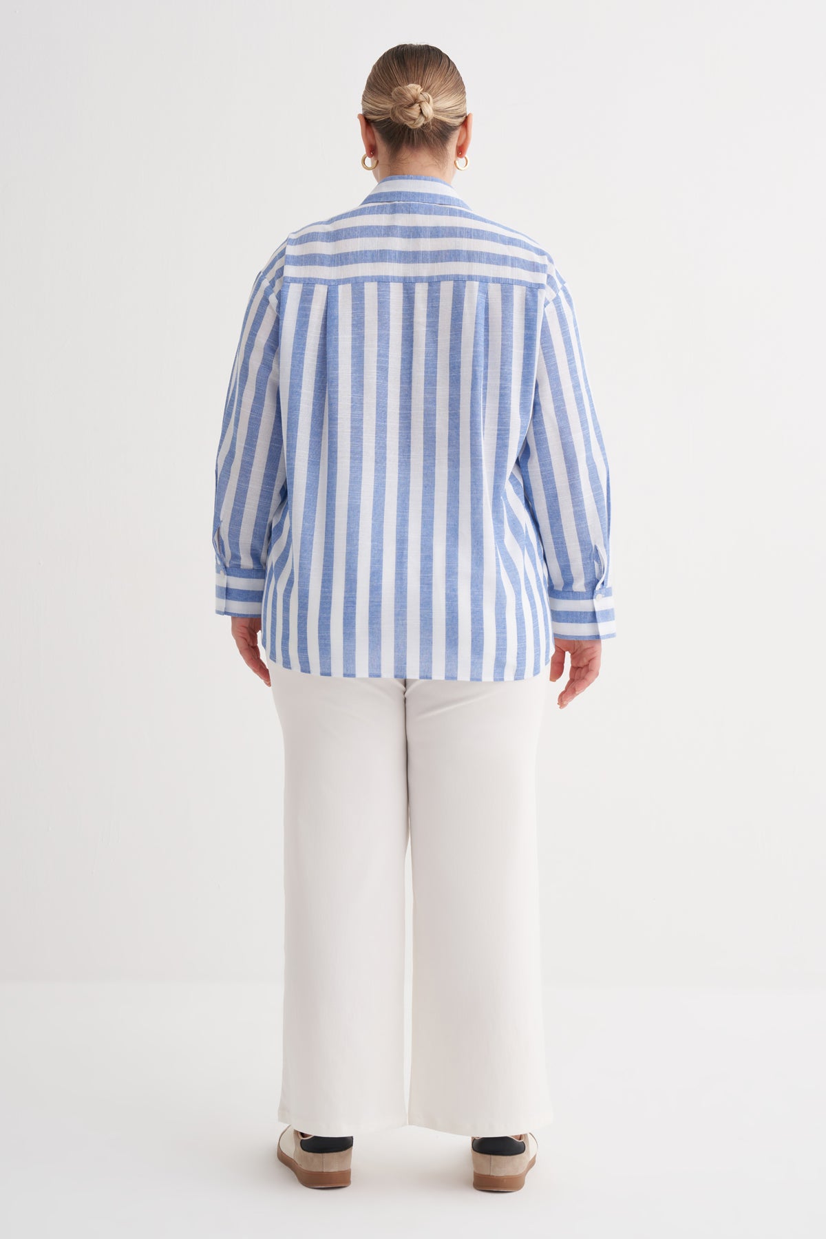 V Yaka Çizgili Gömlek