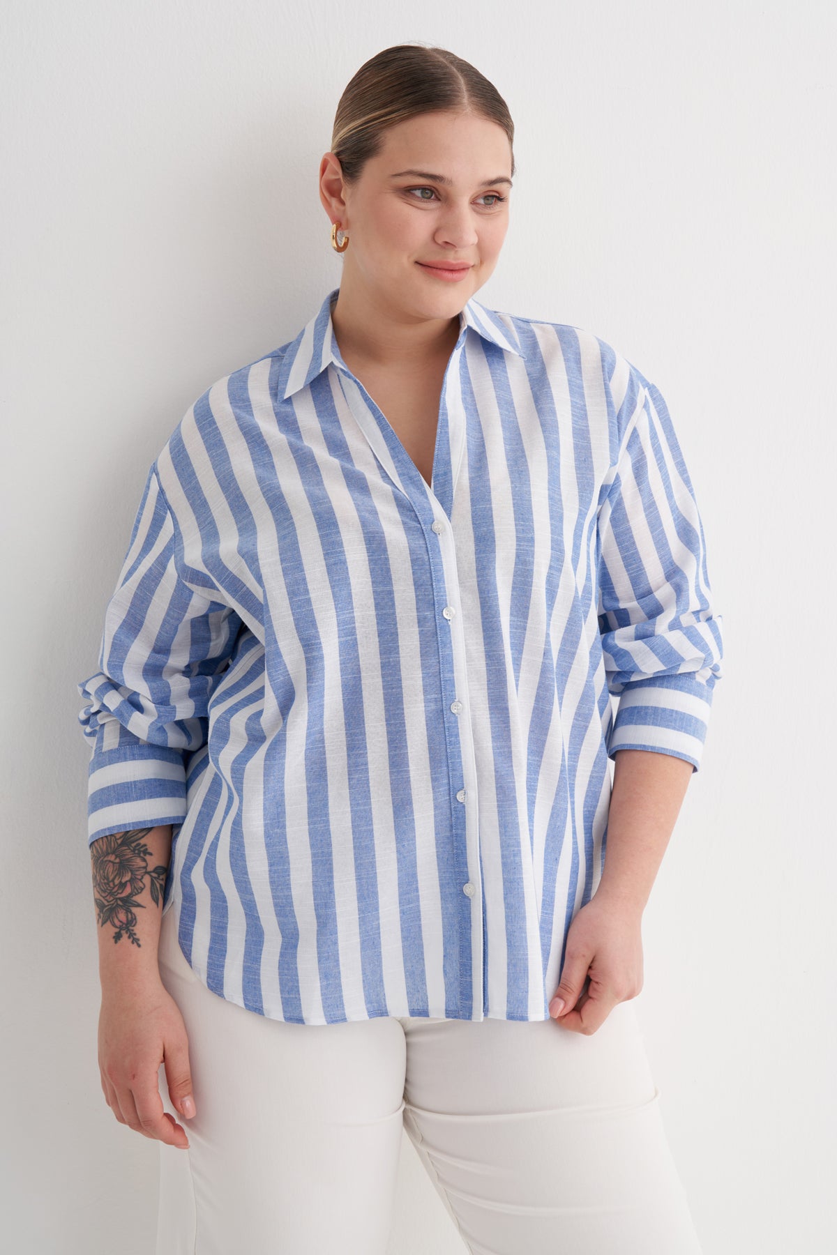 V Yaka Çizgili Gömlek