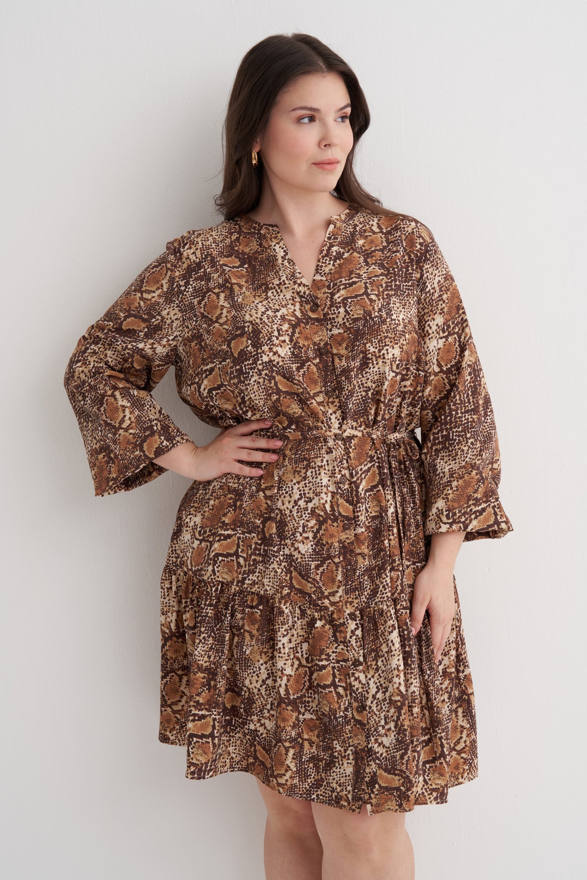 V Yaka Fırfır Detaylı Kuşaklı Elbise