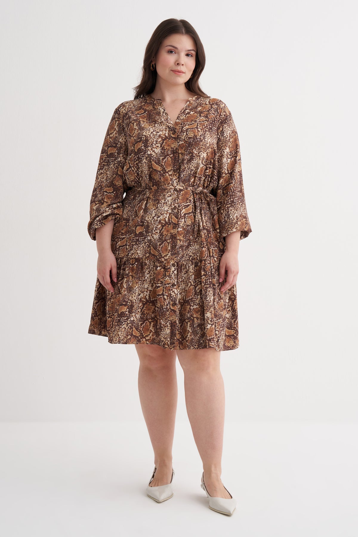 V Yaka Fırfır Detaylı Kuşaklı Elbise