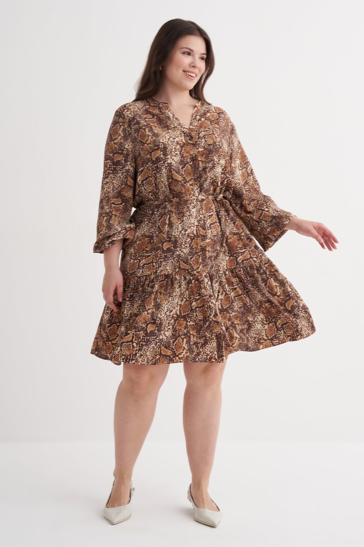 V Yaka Fırfır Detaylı Kuşaklı Elbise