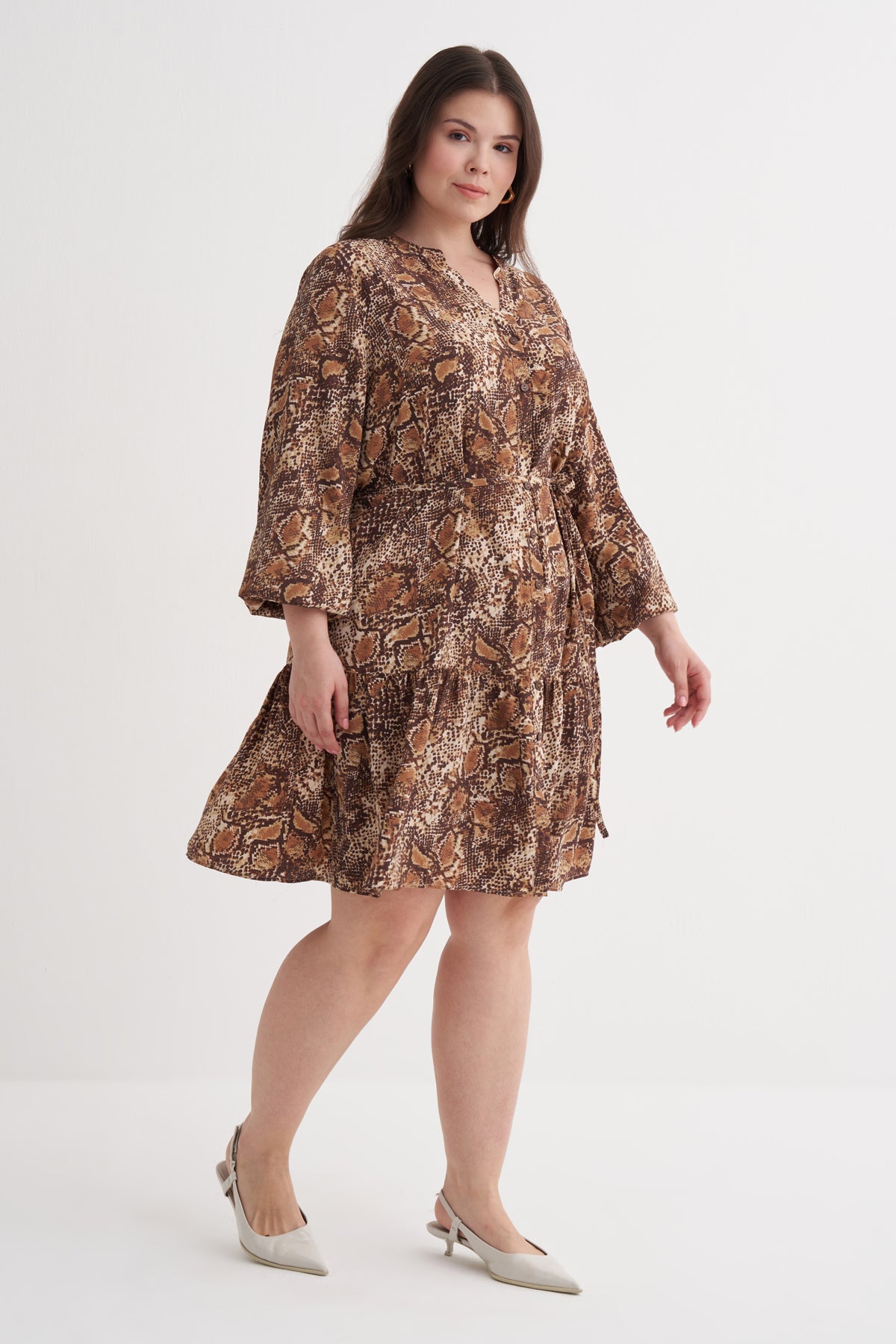 V Yaka Fırfır Detaylı Kuşaklı Elbise