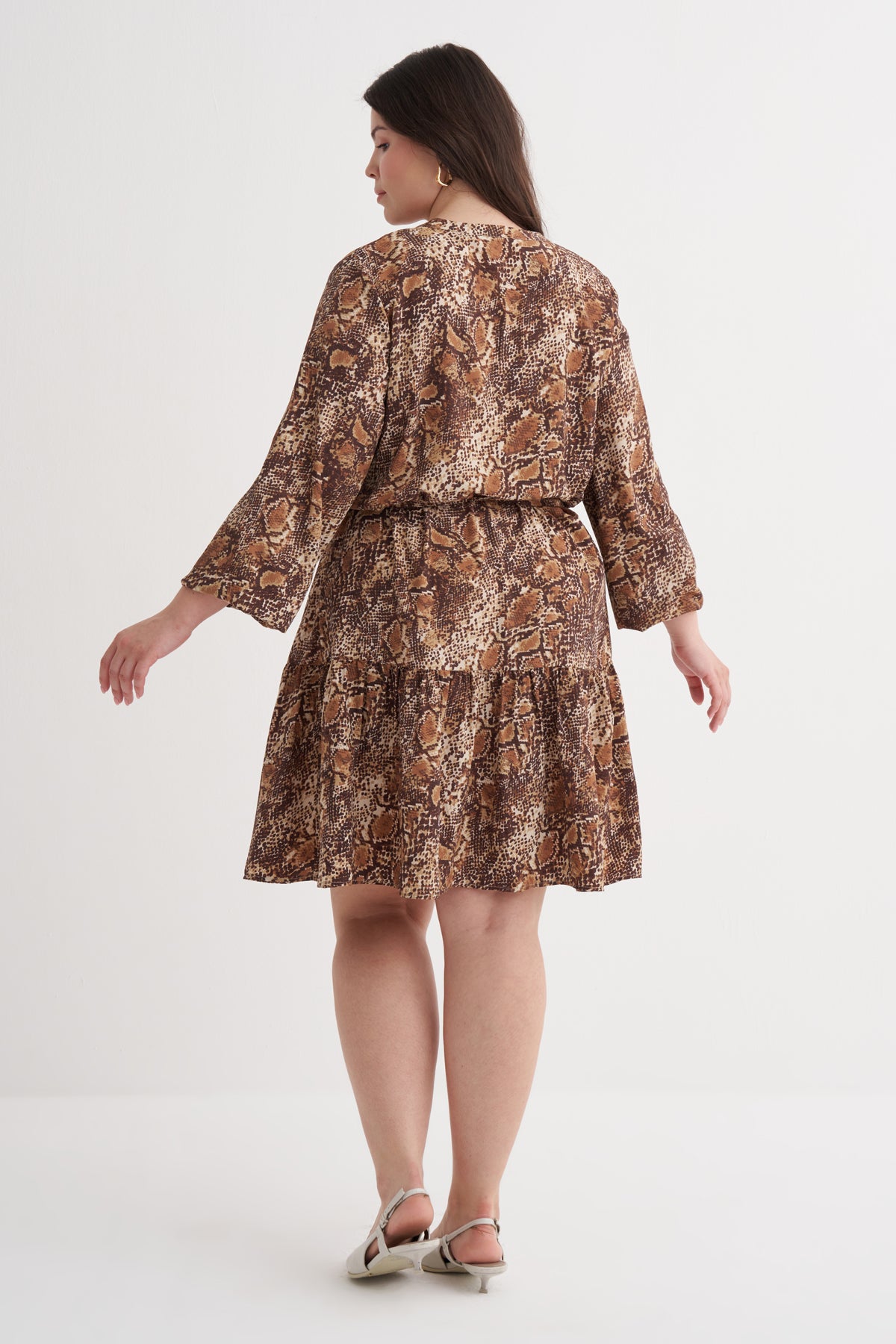 V Yaka Fırfır Detaylı Kuşaklı Elbise