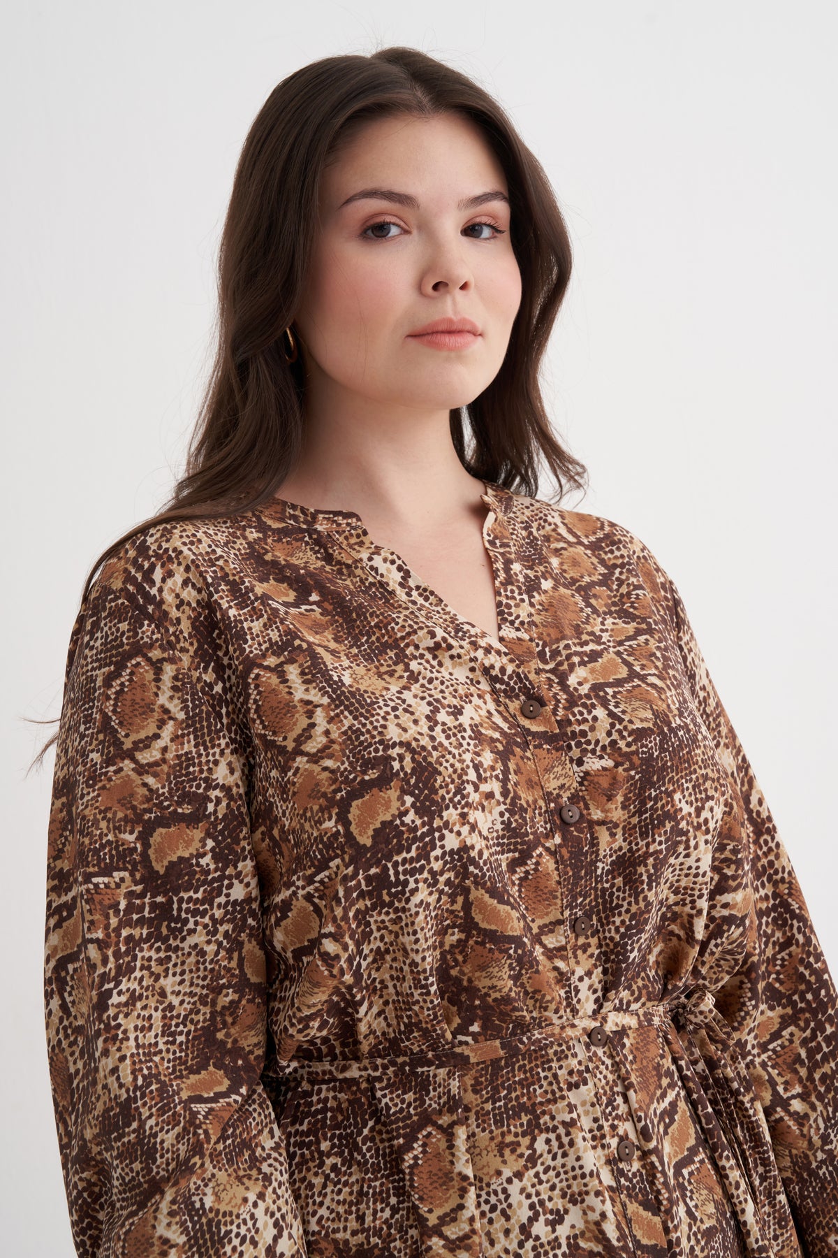 V Yaka Fırfır Detaylı Kuşaklı Elbise