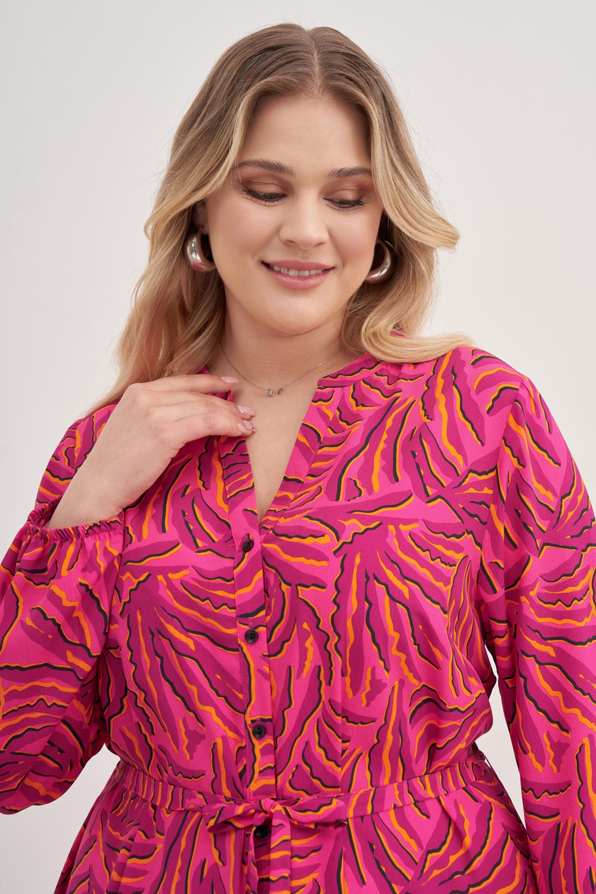 V Yaka Kuşaklı Önden Düğmeli Elbise