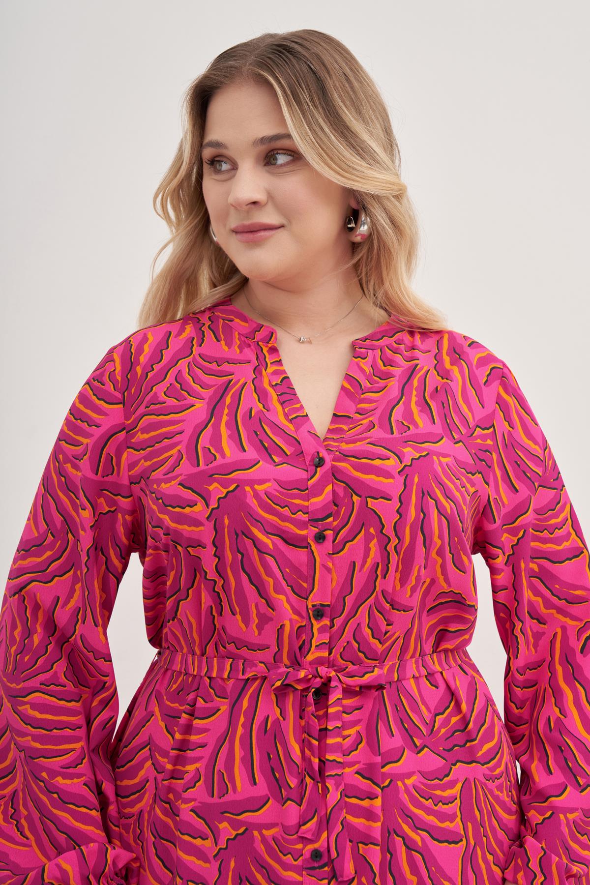 V Yaka Kuşaklı Önden Düğmeli Elbise