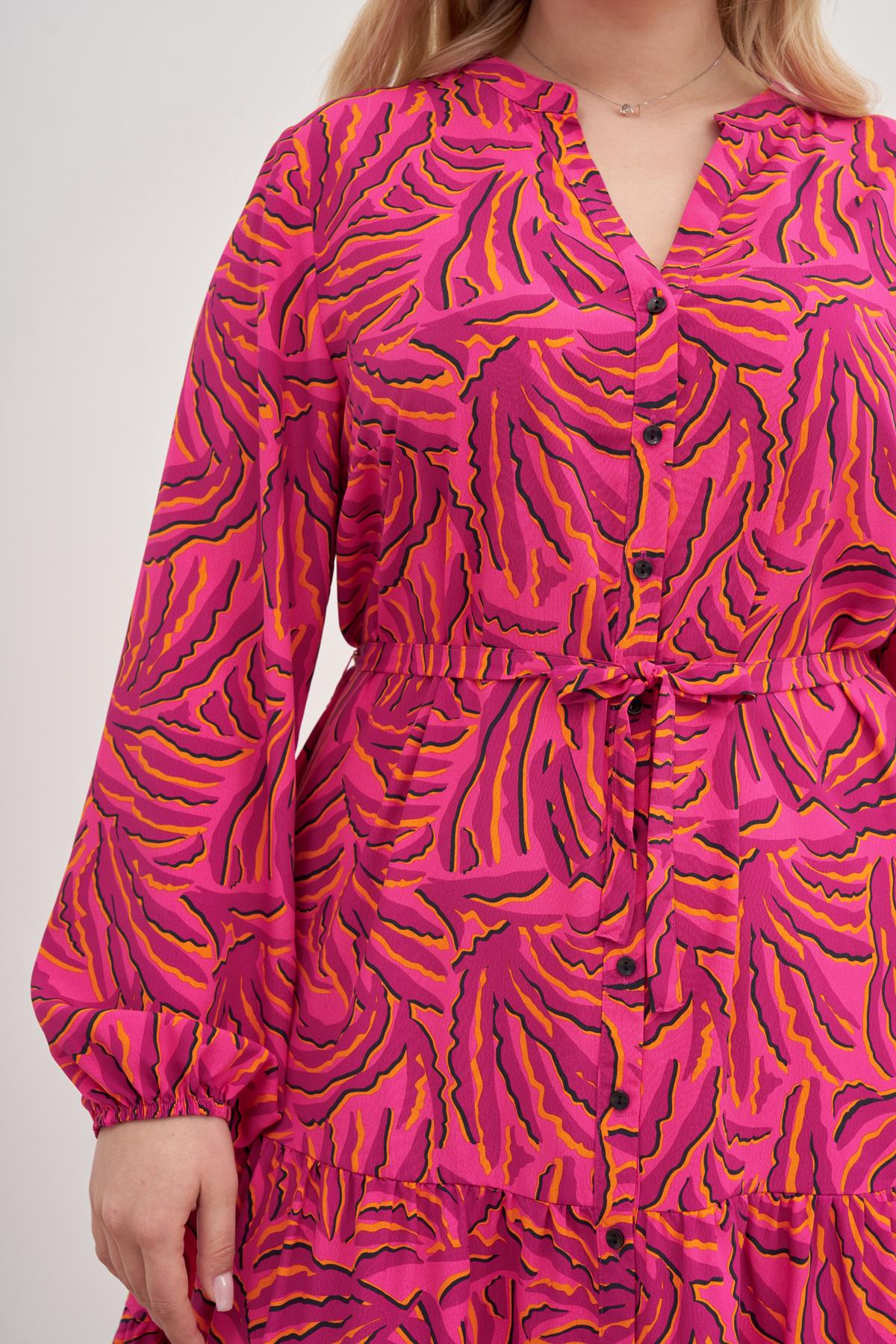 V Yaka Kuşaklı Önden Düğmeli Elbise