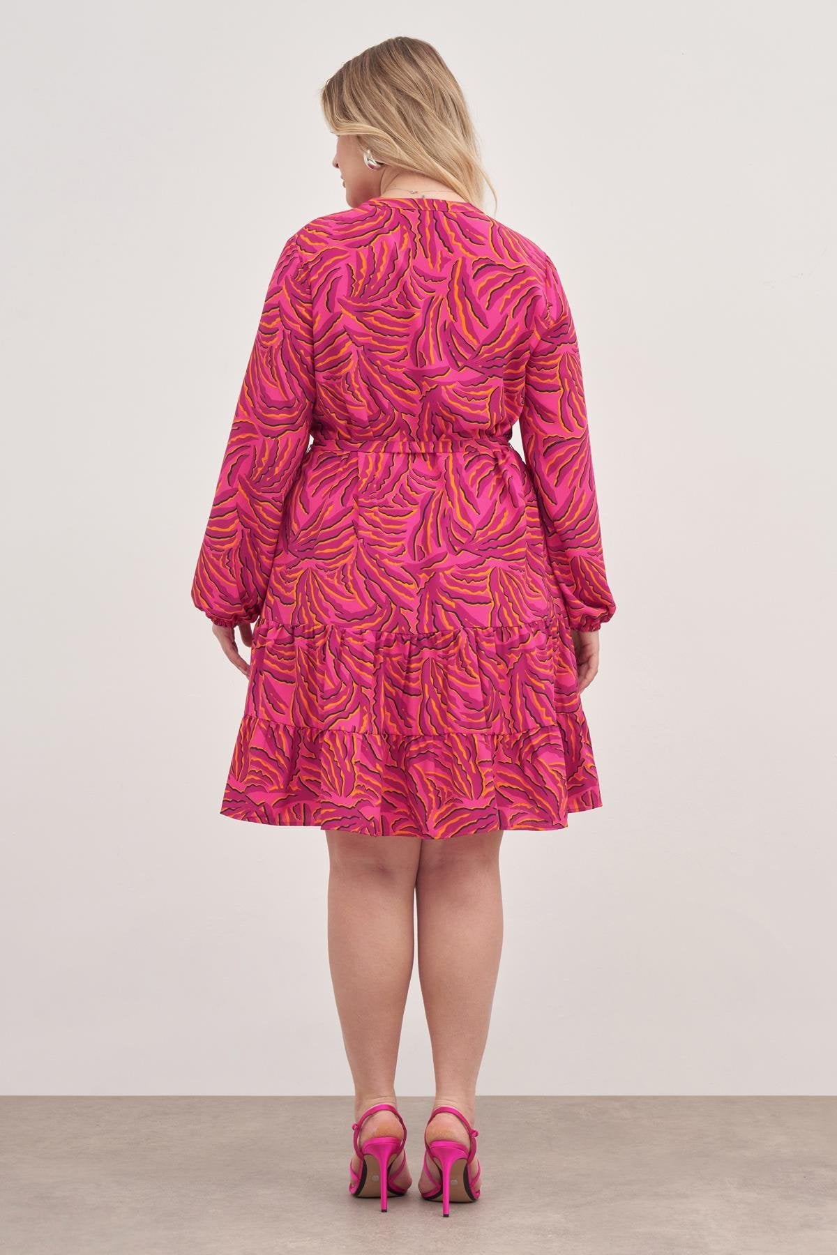 V Yaka Kuşaklı Önden Düğmeli Elbise