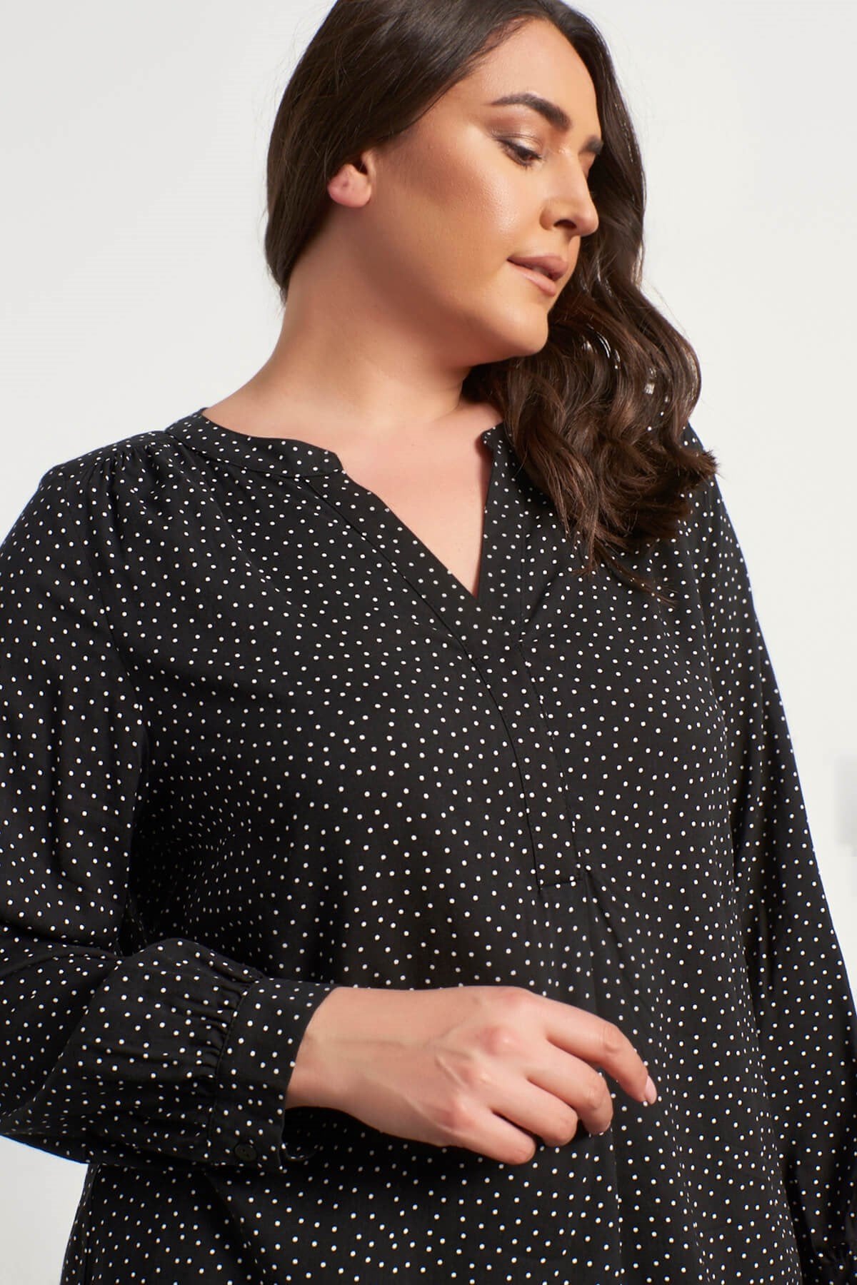 V Yaka Uzun Kollu Tunik