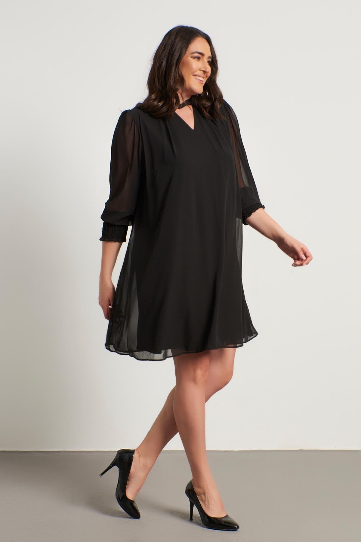 Yaka Detaylı Gipeli Şifon Elbise